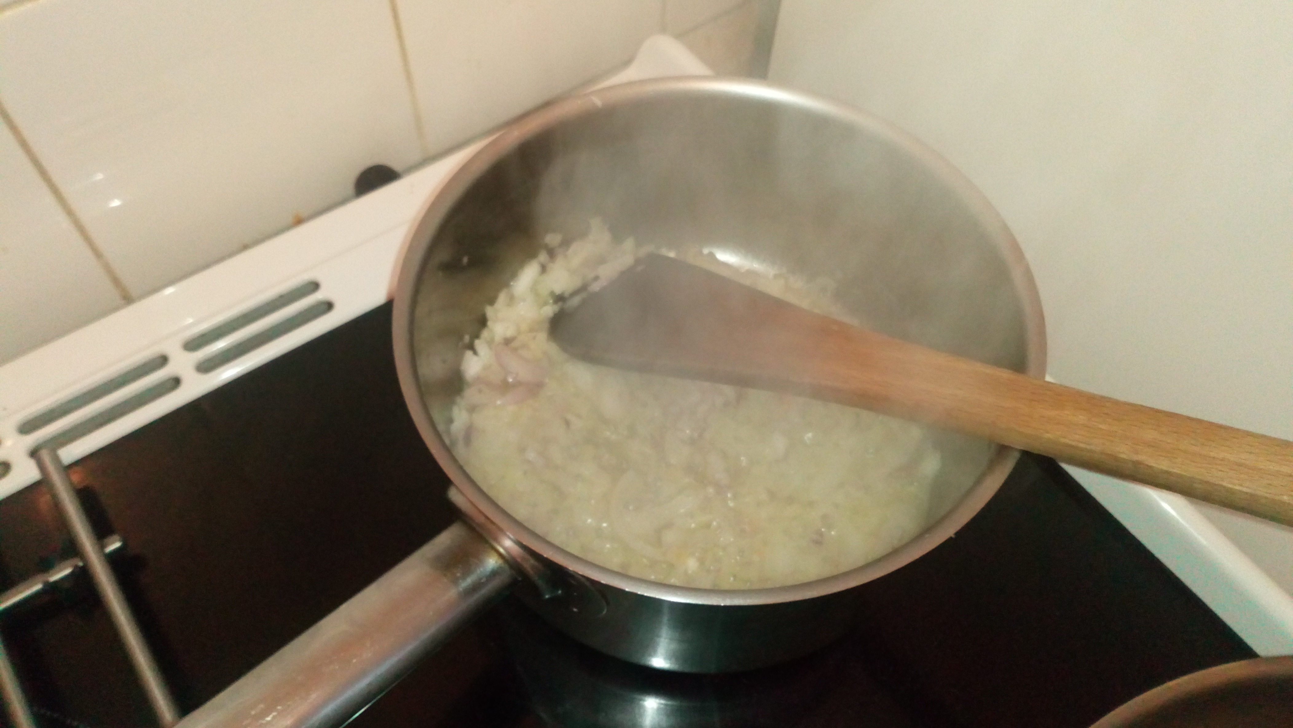 Faire suer 1 oignon et l'échalote ciselée. Sweat onion and shalot during 4 minutes