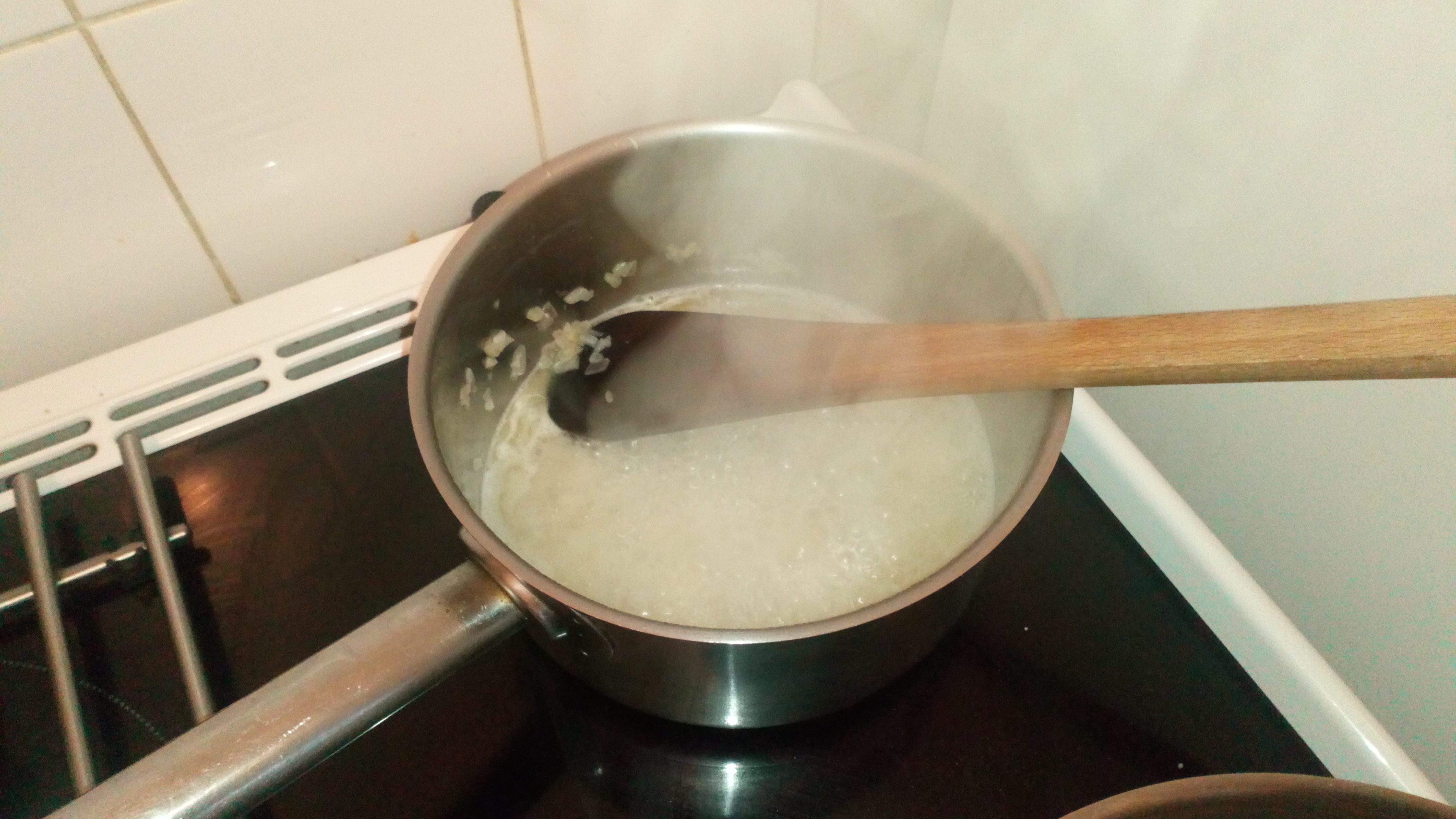 Ajouter le Noilly Prat et porter à ébullition. Add Noilly Prat, bring to boiling.