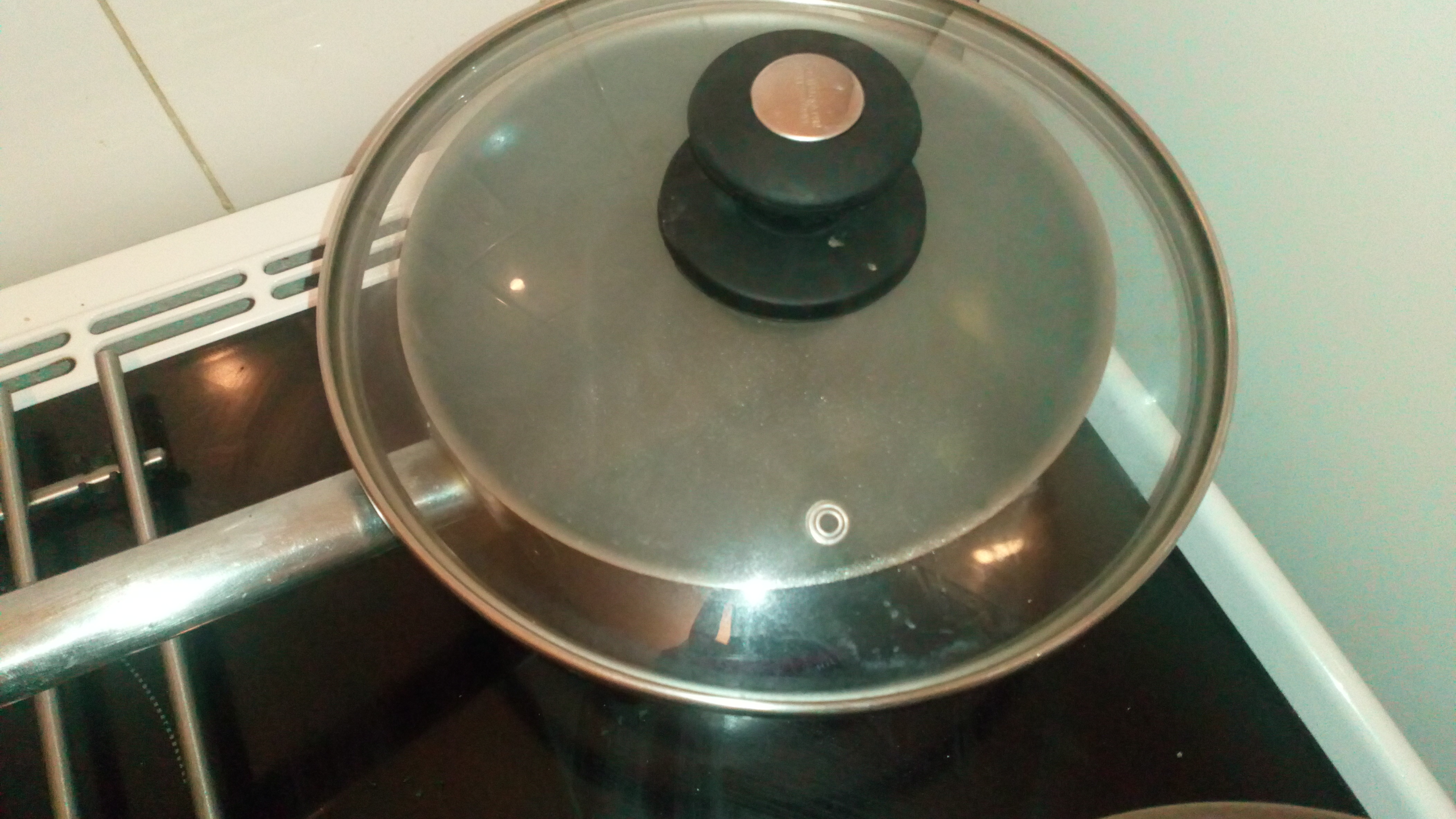 Ajouter les moules, le persil haché et bien remuer. Laisser cuire 5 minutes environ. Add the mussels and minced parsley. Stir, cover and ccook 5 minutes.