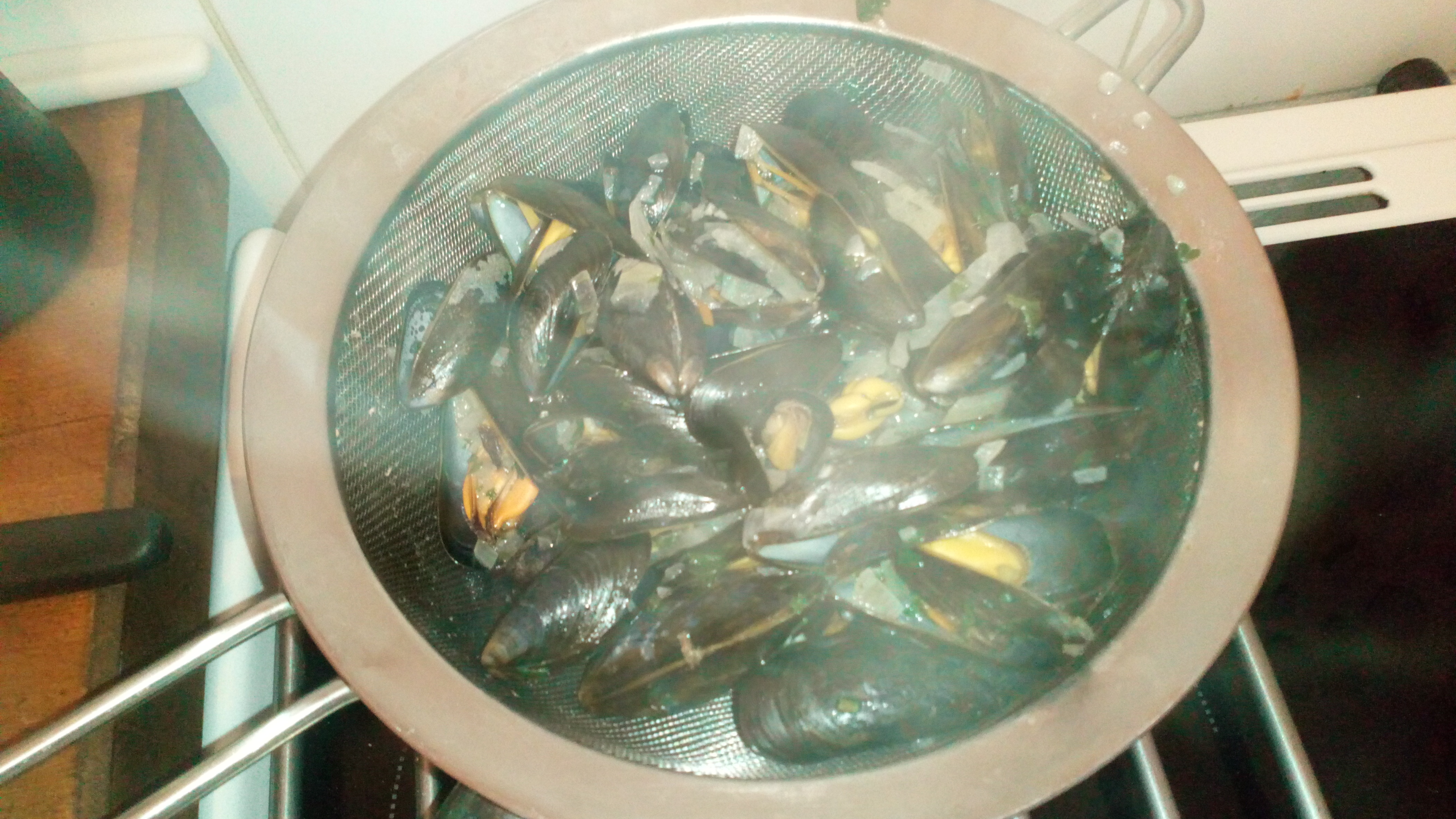 Egoutter les moules et passer le jus dans une passoire fine. Drain mussels and shell them.