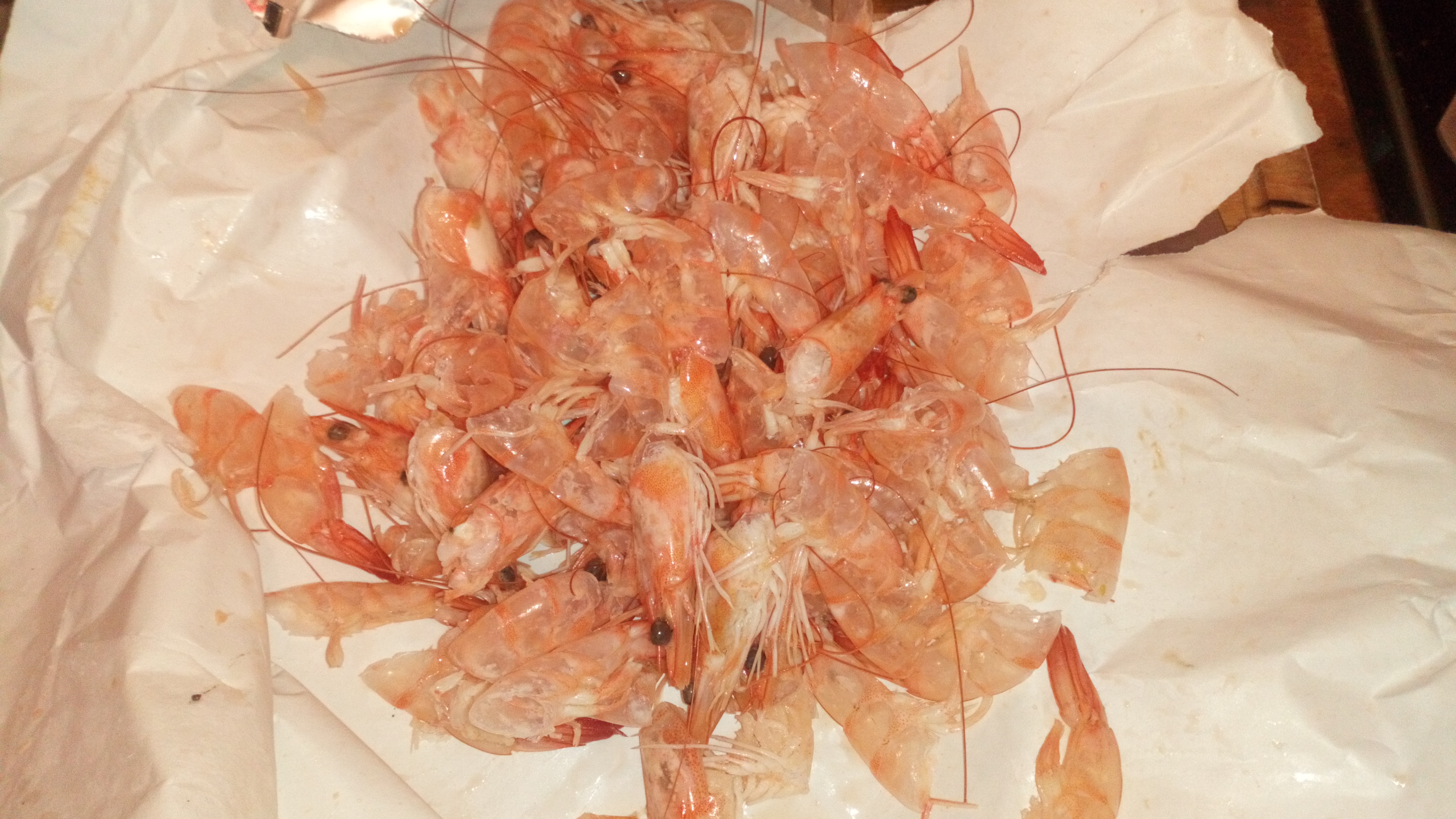 Eplucher les crevettes et garder les petites carcasses. Peel the shrimps and keep bones to make one of the shrimp sauce.