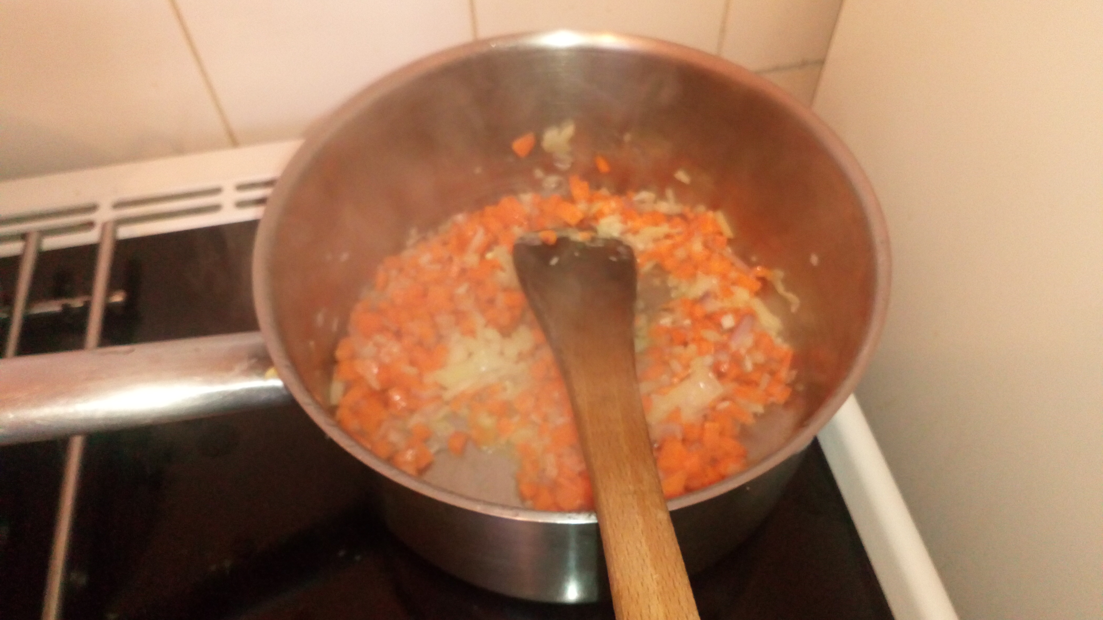 Faire suer les oignons échalotes et carottes avec un filet d'huile d'olive. Sweat onion carott and shalott wtih a little bit olive oil.