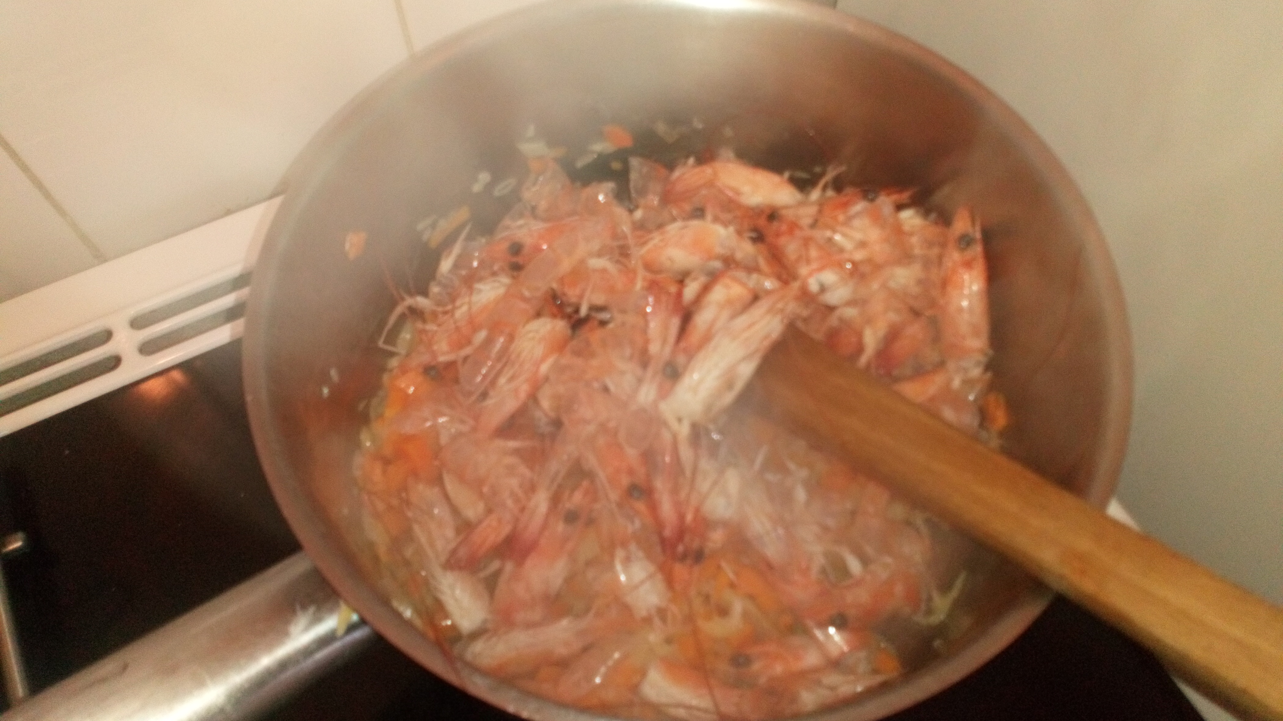 Ajouter les carcasses; les faire rissoles. Add shrimp bones and cook them 3 minutes