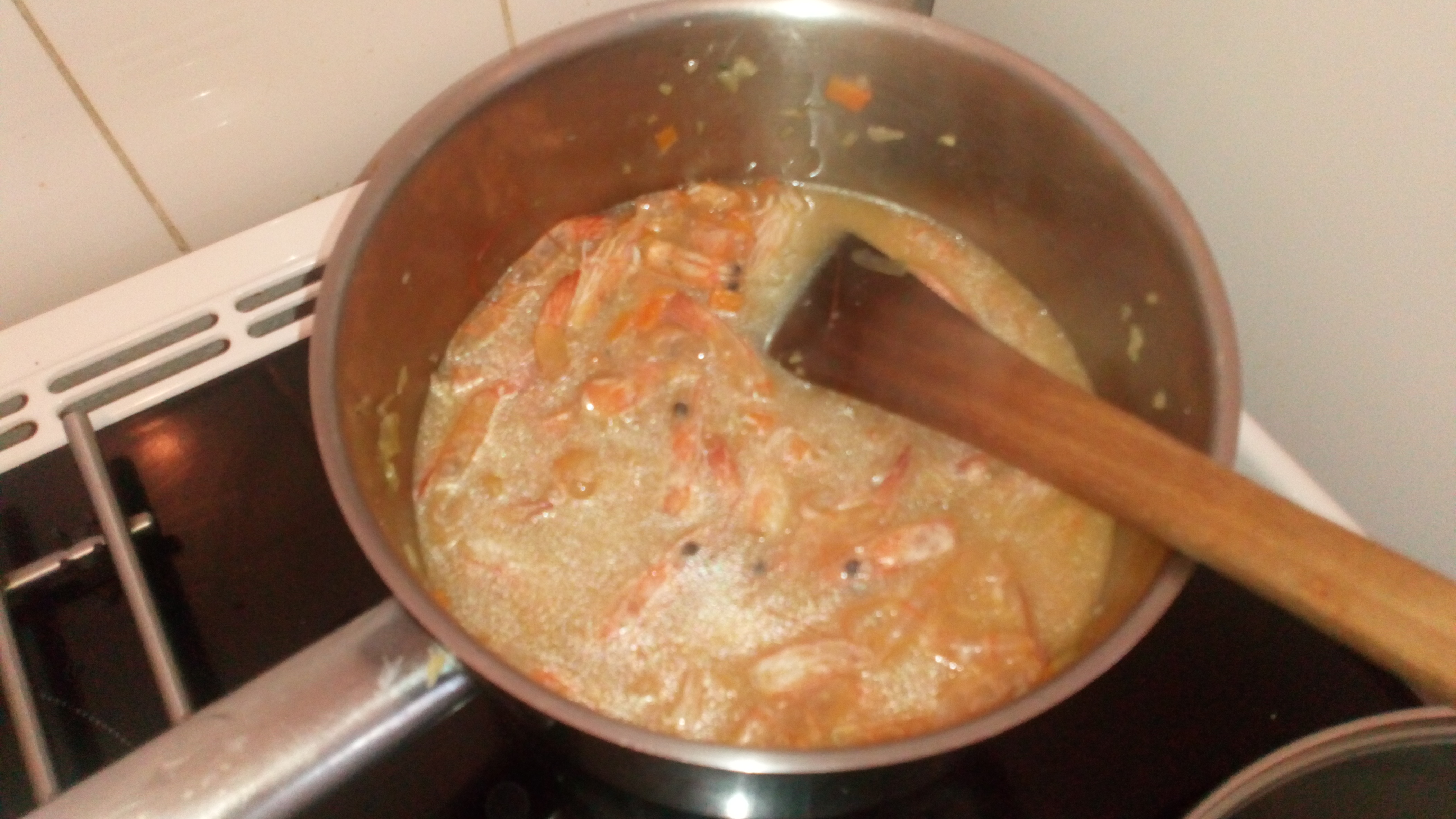 Flamber et mouiller au Noilly, le jus des moules et un petit peu d'eau. Burn it, and wet the Noilly , mussels juice, and little bit water