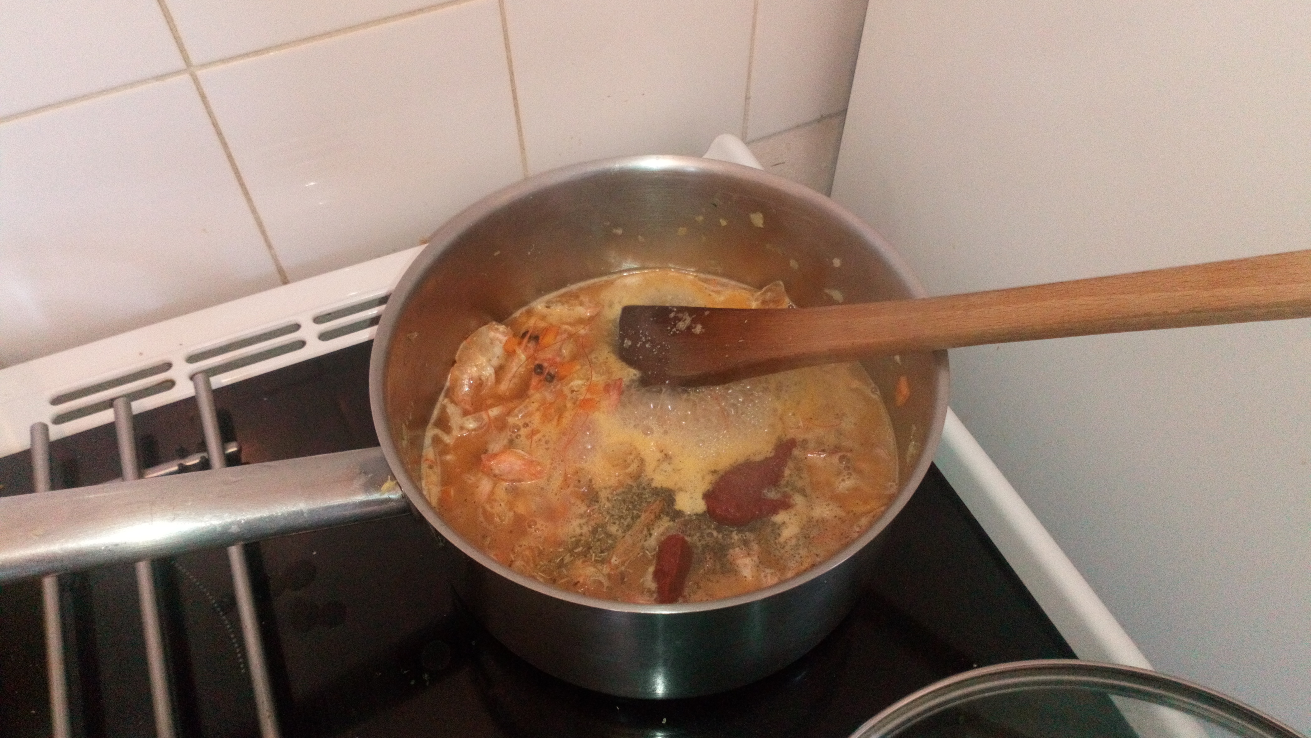 Ajouter un petit de concentré de tomates sel poivre, et un soupçon d'herbes de Provence. Add concentred tomato, salt pepper and pinch of provencal herb
