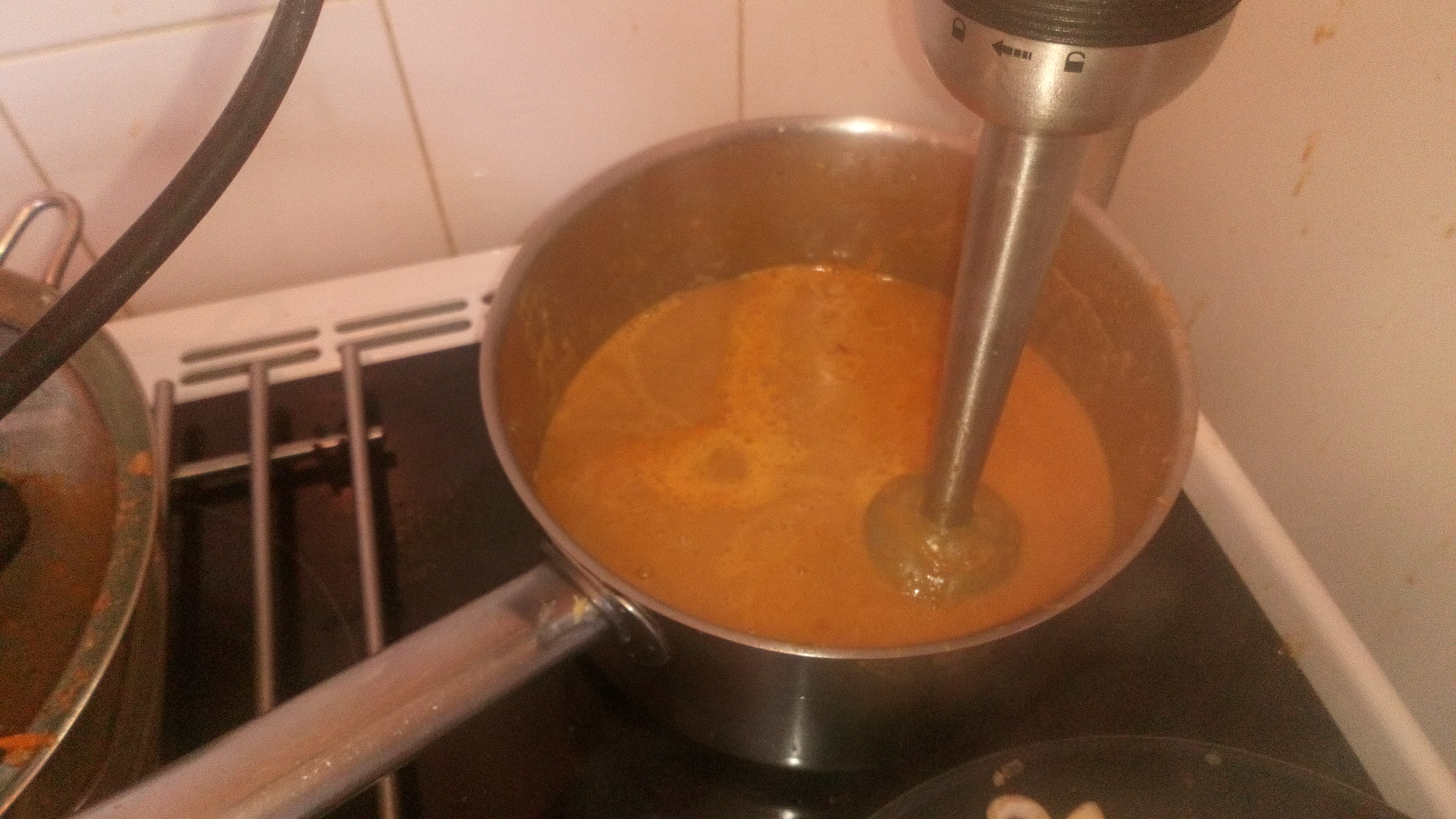 Mixer la sauce crustacés. Mix the shrimps fumet.