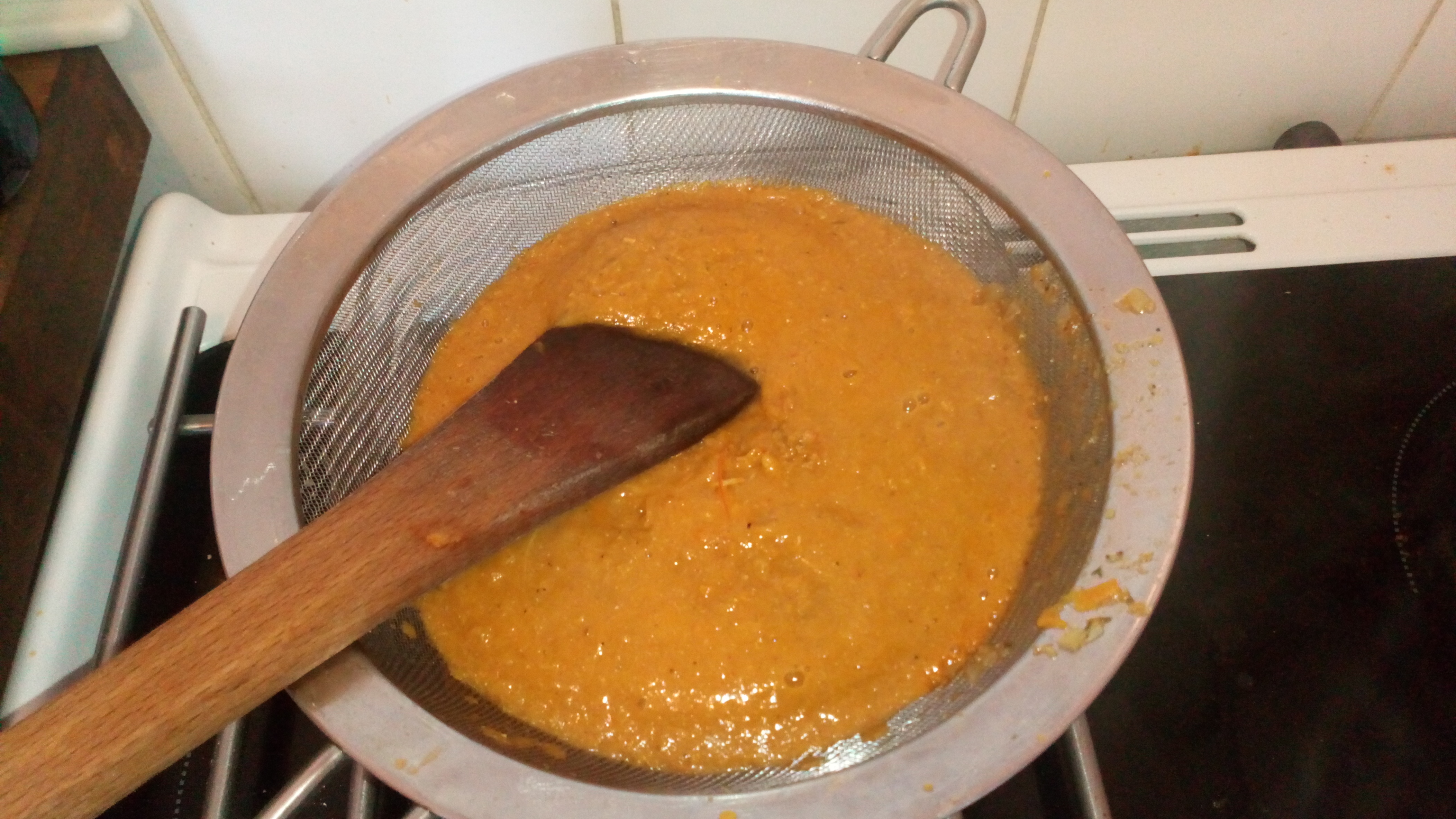 Passer la sauce à la passoire fine. Pass in fine sieve.