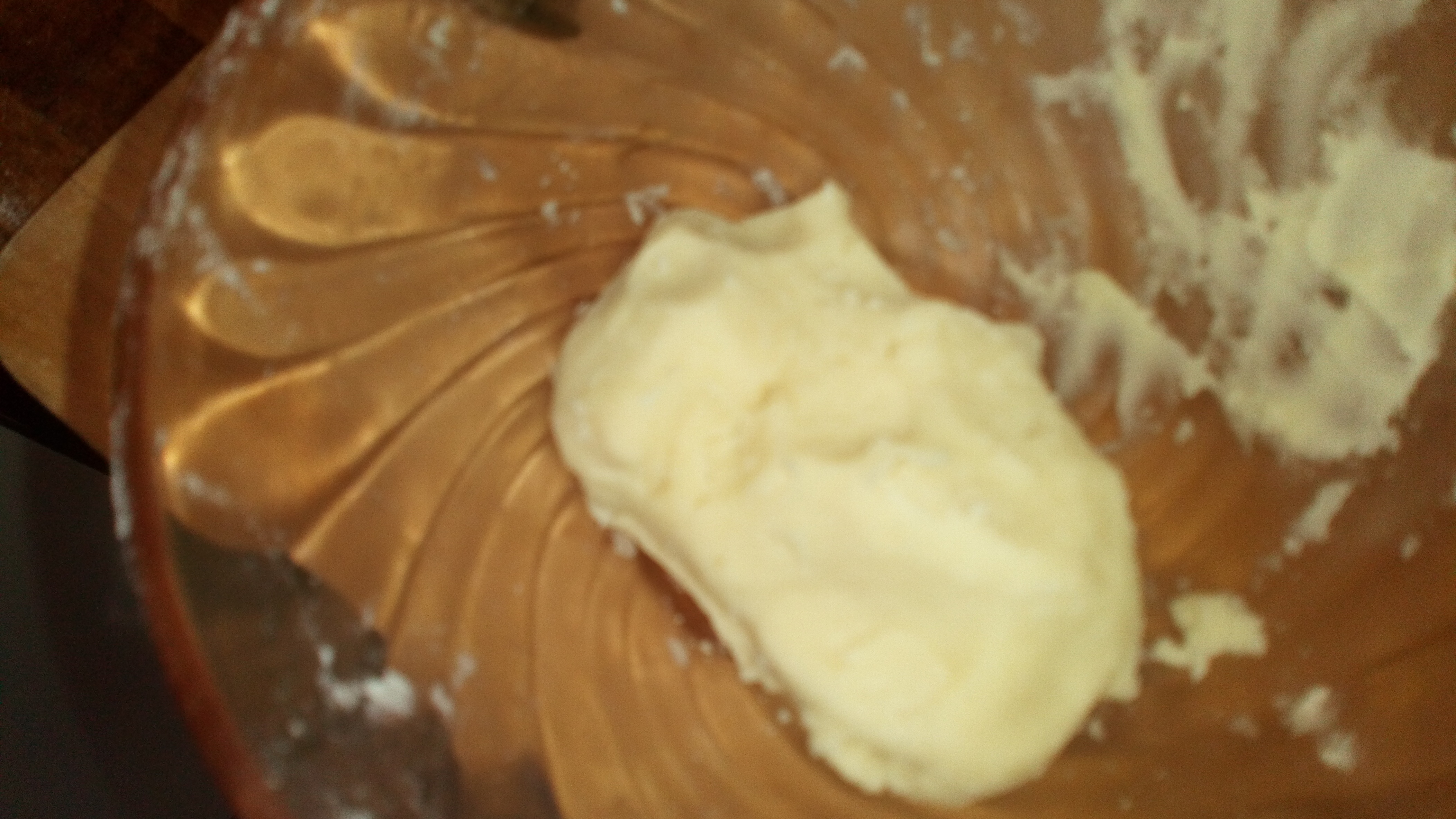 Préparer le beurre manié, en mélangeant à la main la farine et le beurre mou. Make the kneaded butter