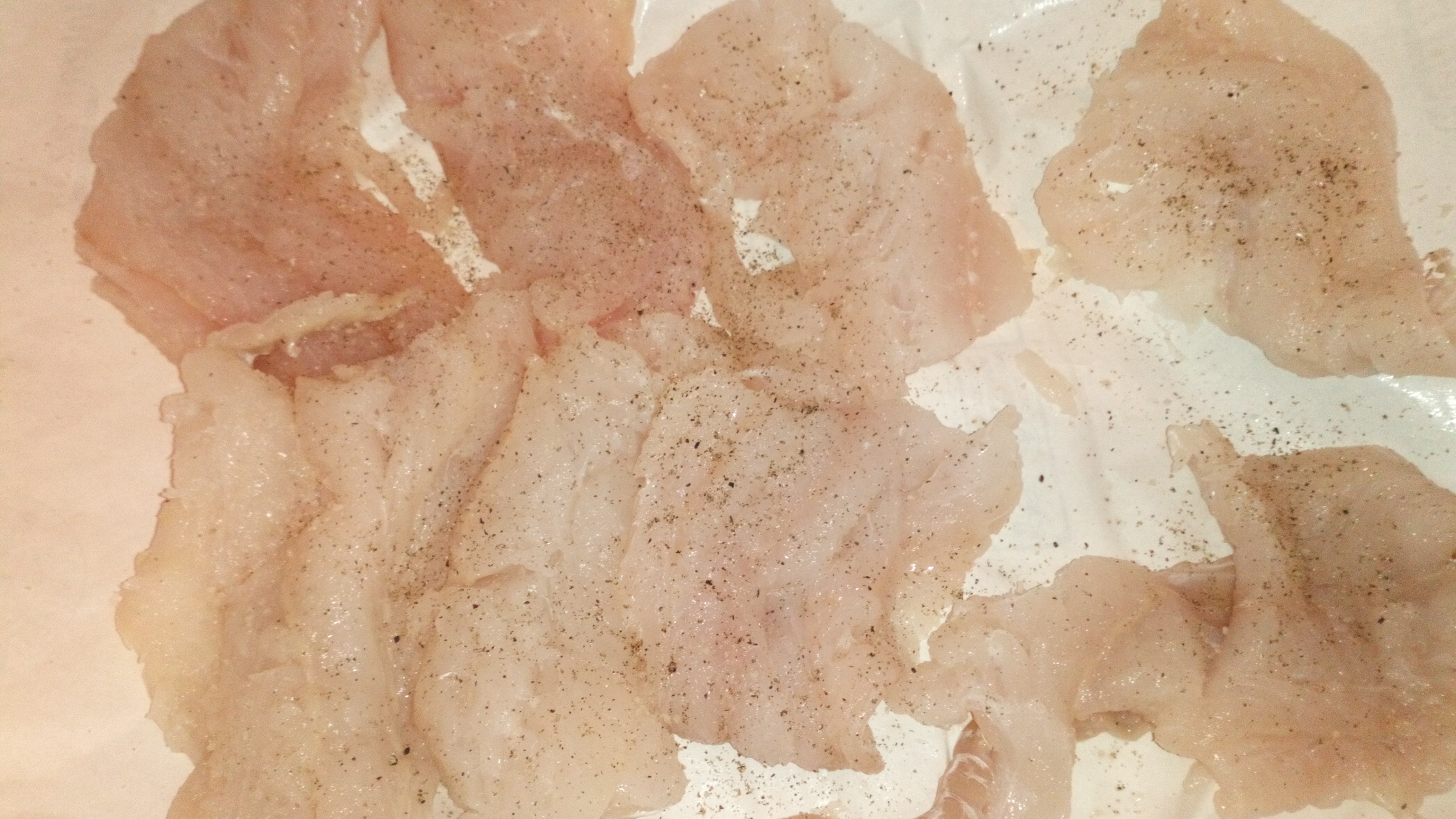 assaisonner le poisson sel et poivre. Salt and pepper cod filet.