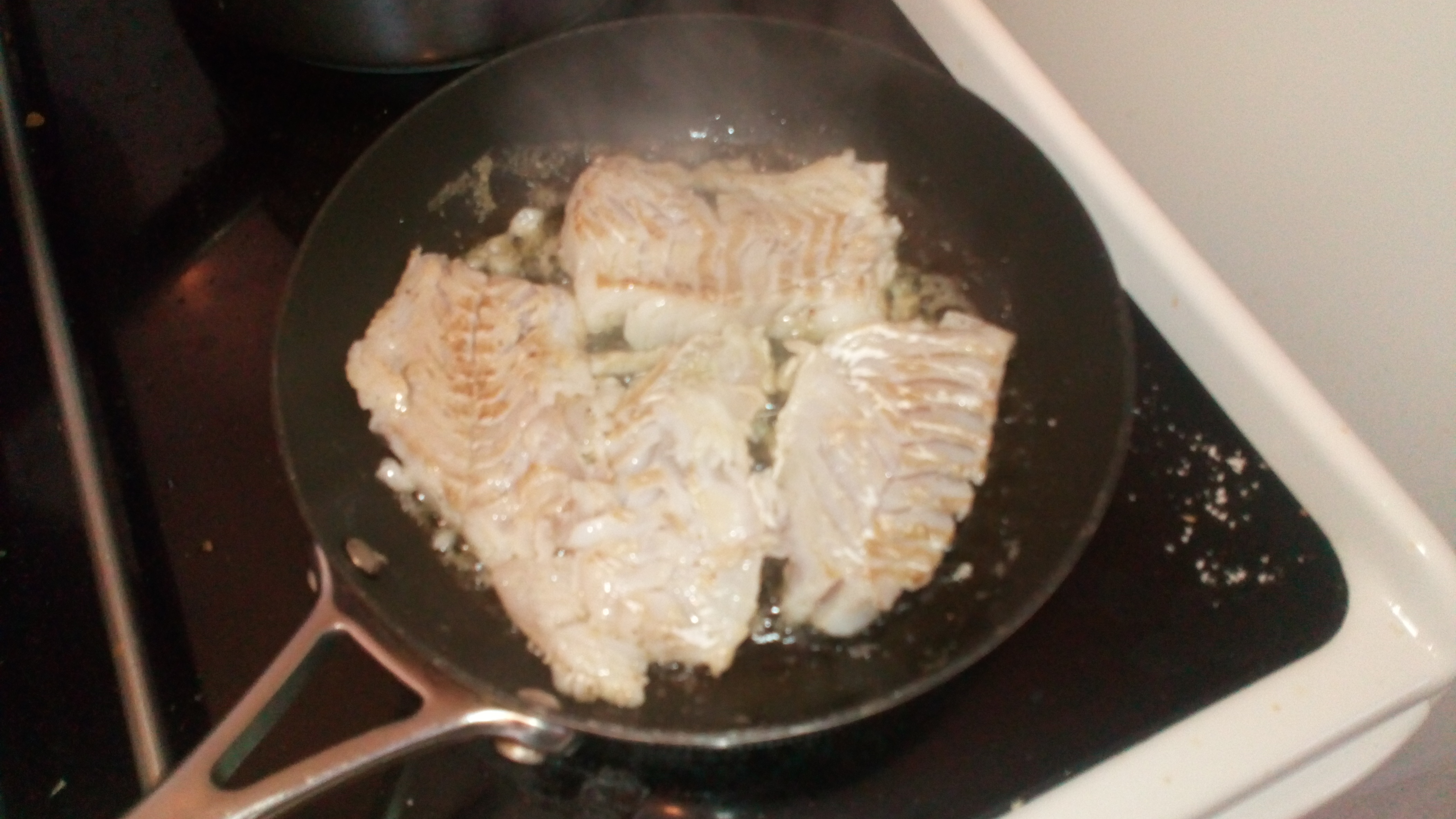 Poêler les morceaux de filet de poisson garder sur une assiette. Fry them with butter.