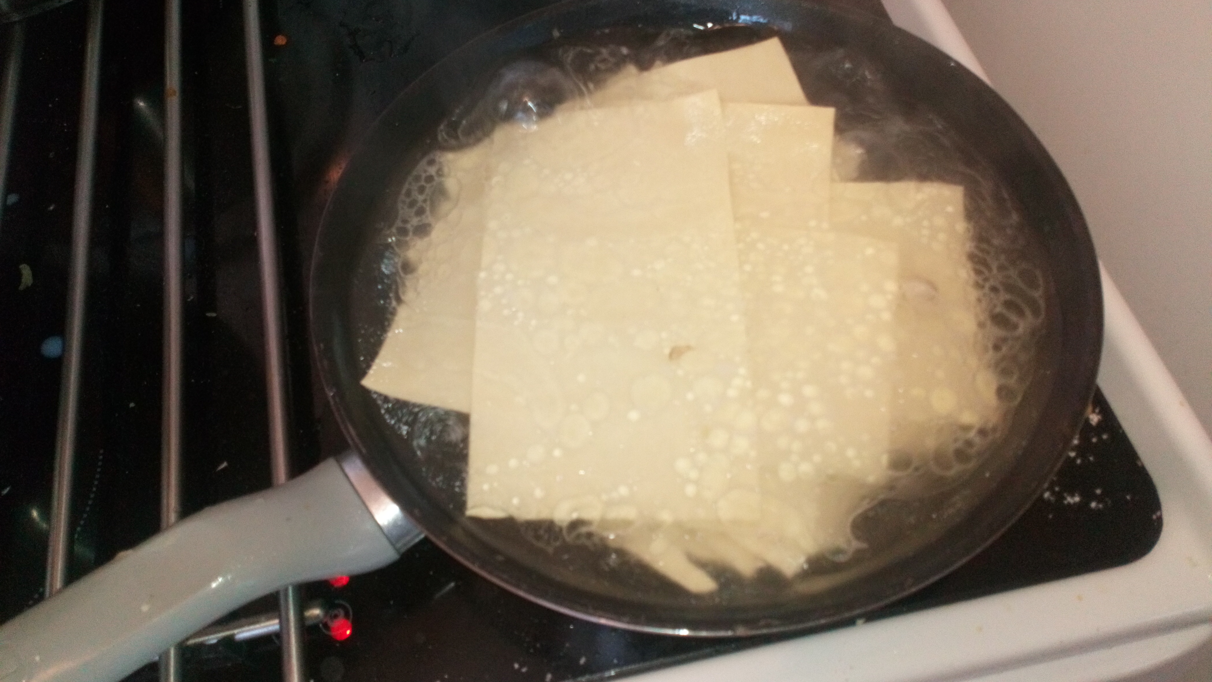 Porter à ébullition de l'eau avec un petit peu d'huile dans une poêle assez creuse et cuire les pâtes à lasagne pendant 3 minutes. attention de ne pas trop les manipuler. Bring to boil water and bit oil. cook pasta 3 minutes but careful don't break them. Move them with flat spatula.