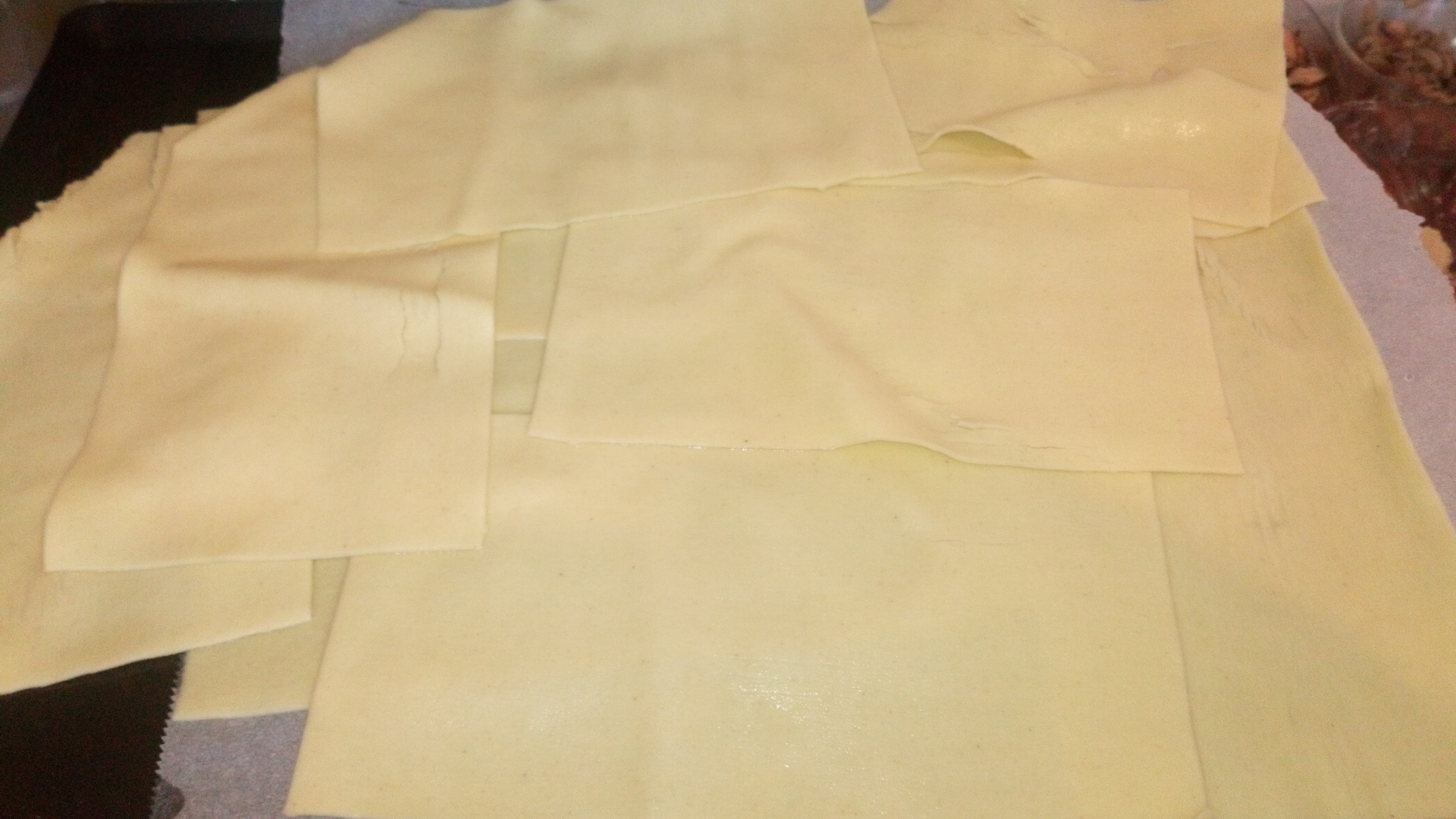 les égoutter délicatement et les mettre sur une plaque avec une papier sulfurisé. Drain pasta, cool them under tape water. . And spread them on baking tray with baking paper.