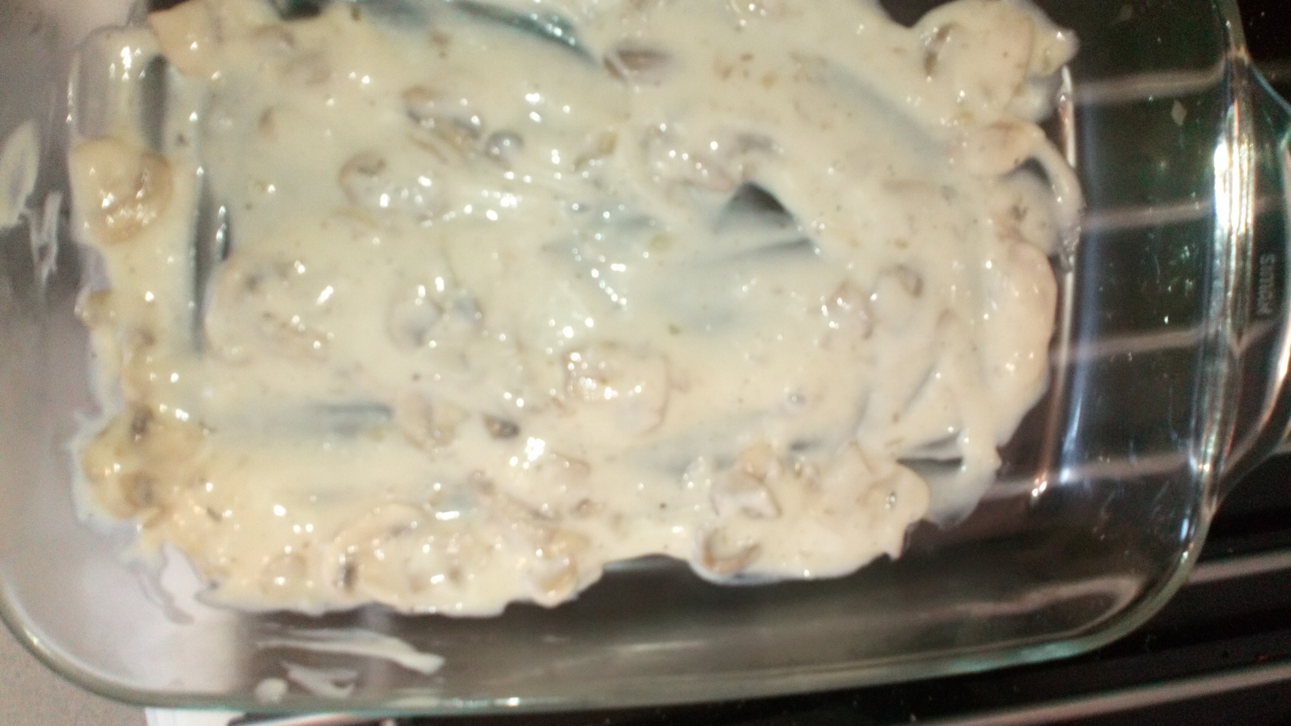 Ajouter les champignons émincés sautés dans la sauce béchamel. et commencer à monter les lasagnes. Mettre un petit peu de sauce au fond d'un plat creux. Add sauted mushrooms in bechamel sauce, and sart to build lasagna in hollow dish. put and spread a little bit sauce in deep.