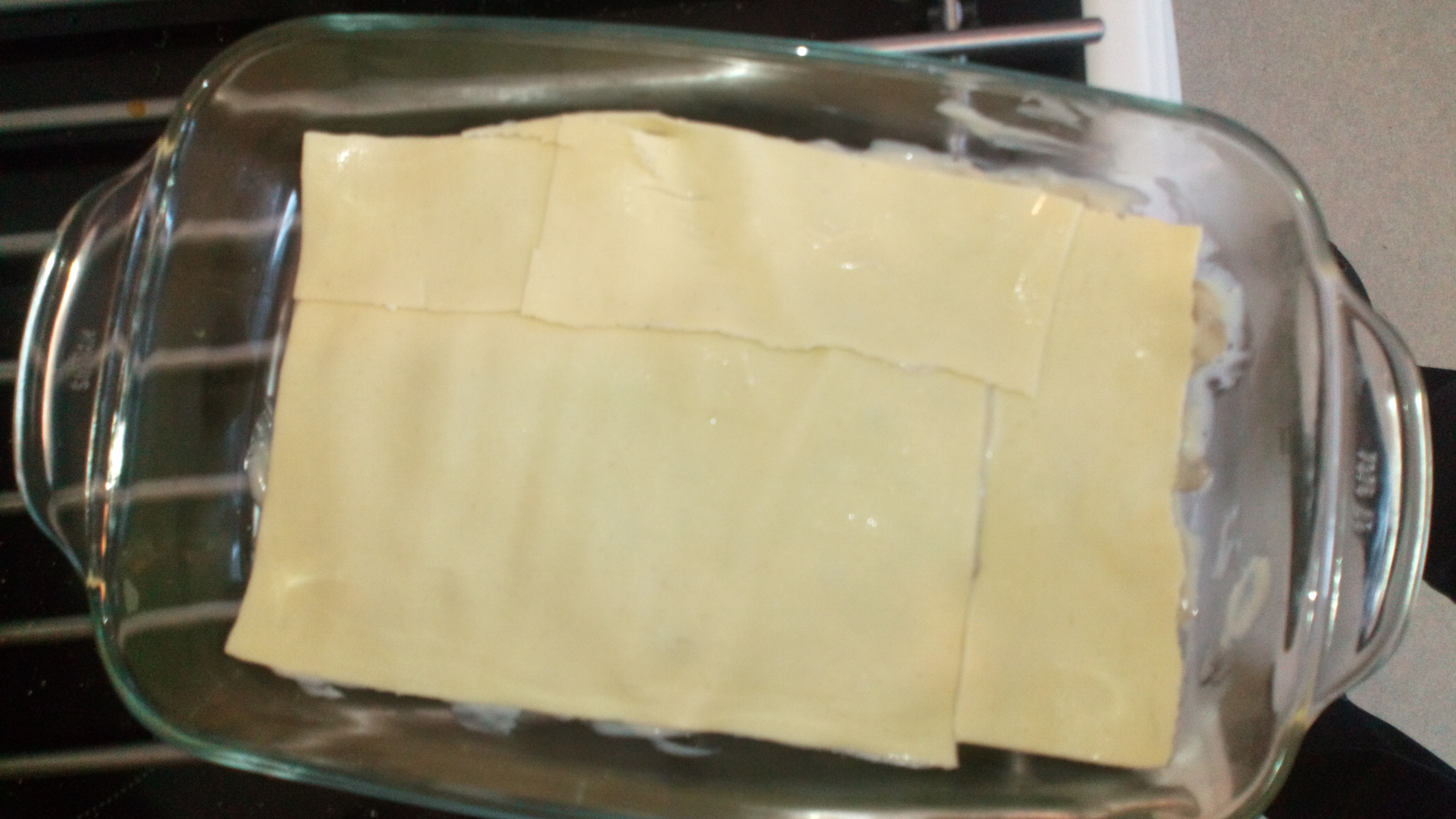 Recouvrir de pâtes à lasagnes. Cover with pasta