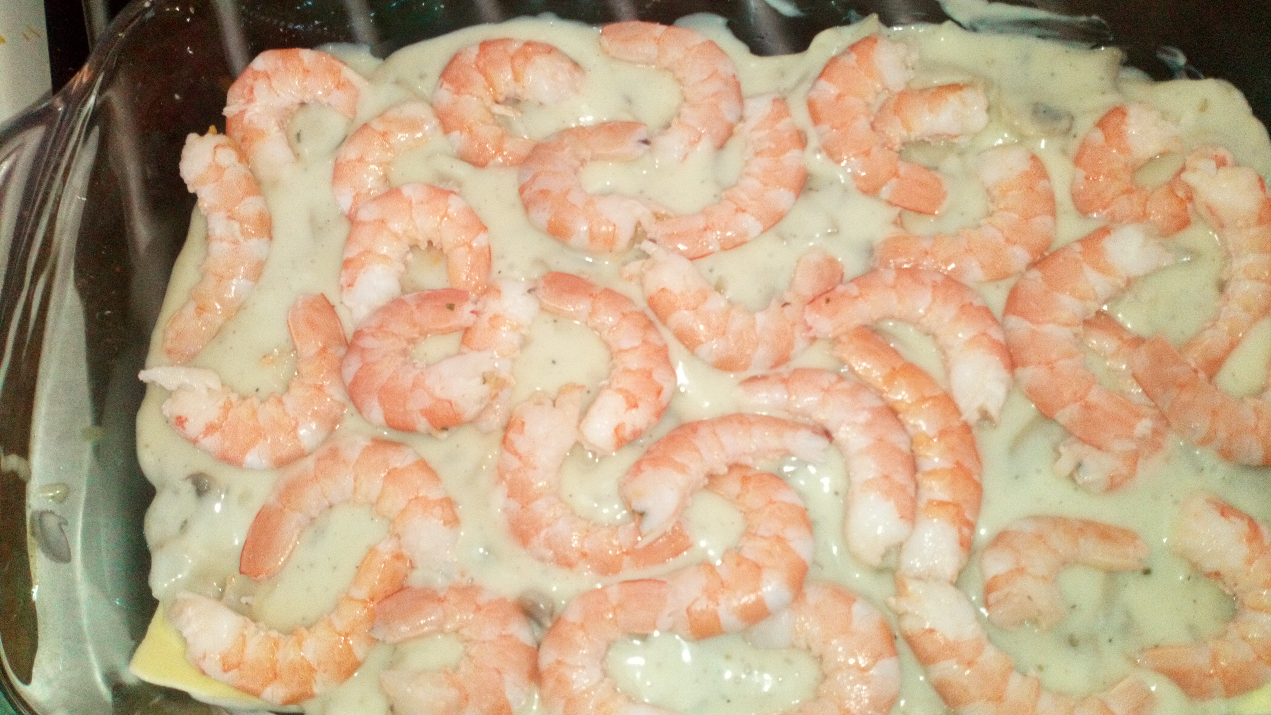 Répartir de sauce béchamel et de crevettes. Spread bechamel sauce and put shrimps all over surface.