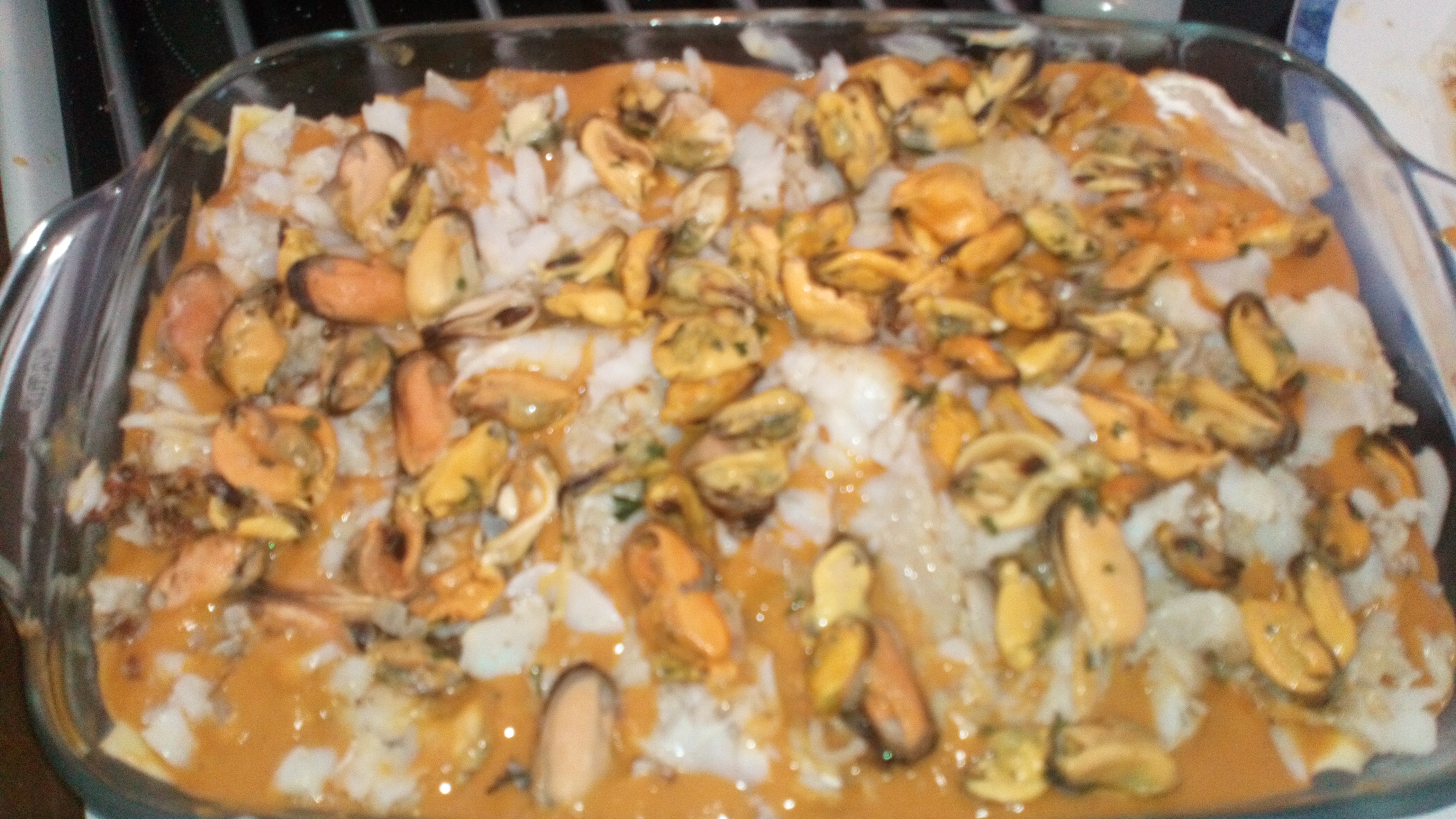 Répandre de la sauce crustacés et mettre les moules et le poisson. Spread shrimp sauce and put mussels and cod filet.