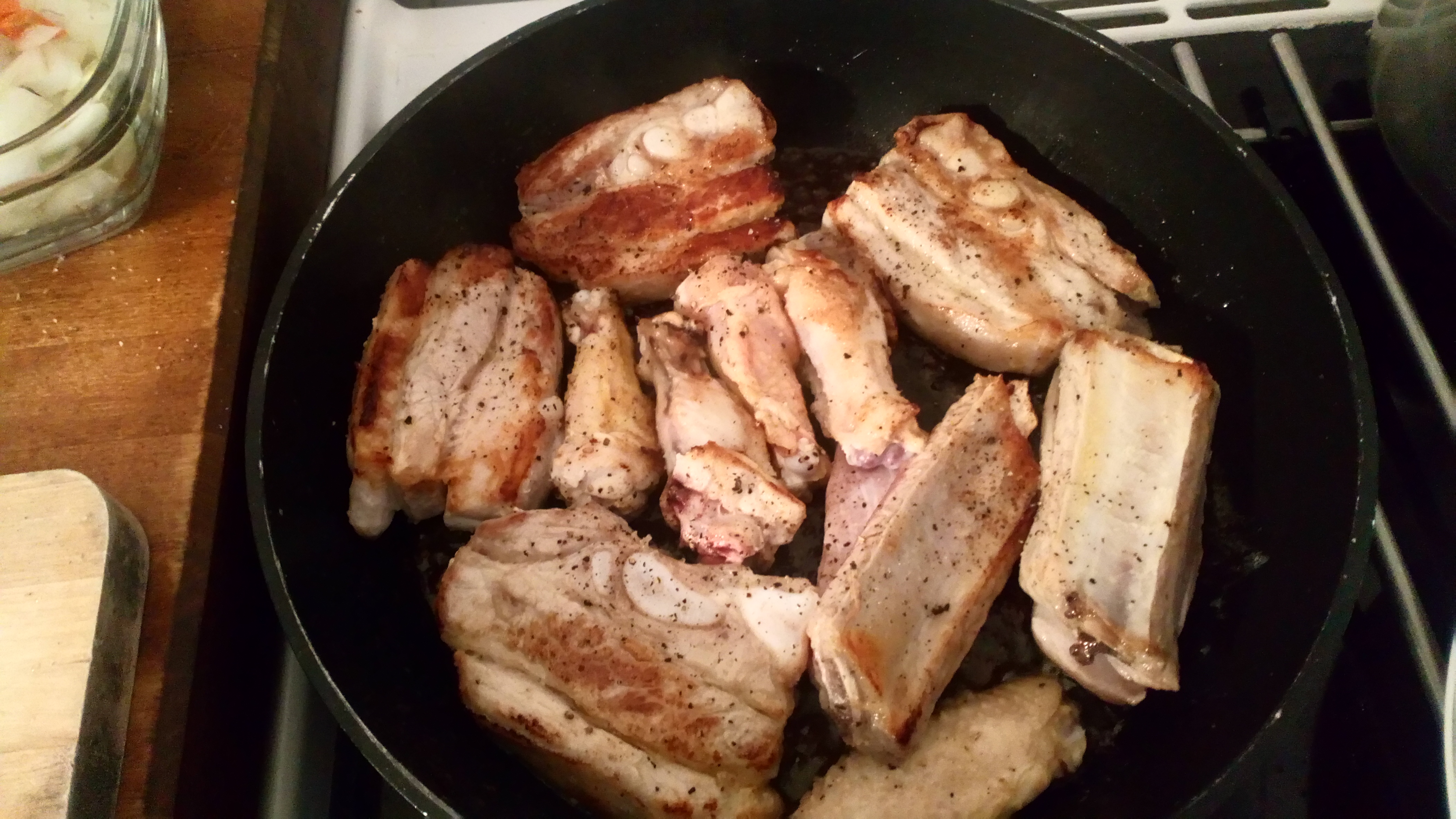 Faire rissoler les morceaux de poitrine de volaille et les manchons dans du beurre. Pan with butter pieces of meat , veal and chicken.