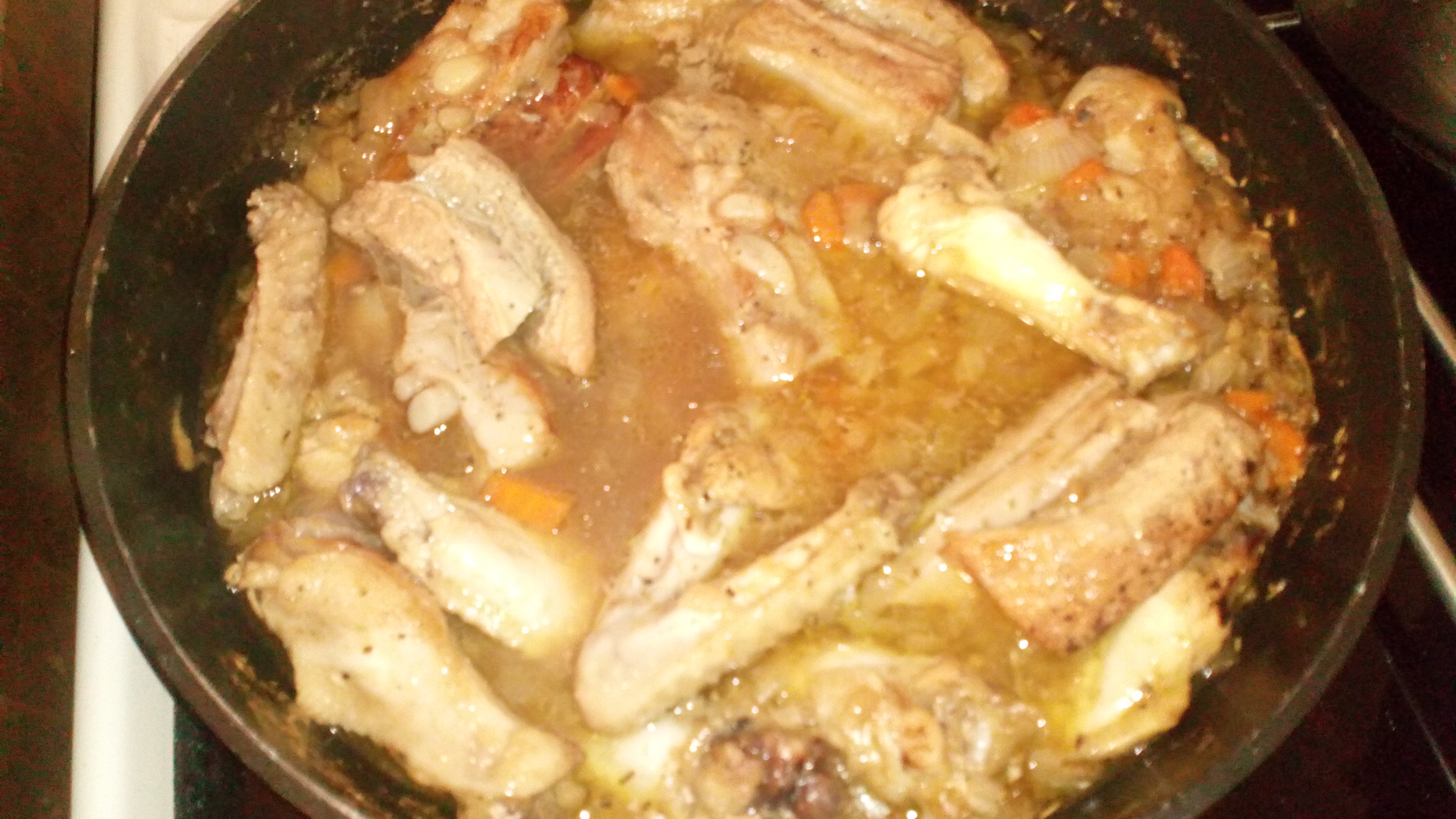 Ajouter le Noilly Prat, et muiller avec de l'eau à hauteur. laisser cuire à petit bouillon 35 minutes. Saler poivrer à nouveau, ajouter une pincée d'herbes de provence. Salt and pepper and pinch of Provencal herbs. let slowly boil 35 minutes.