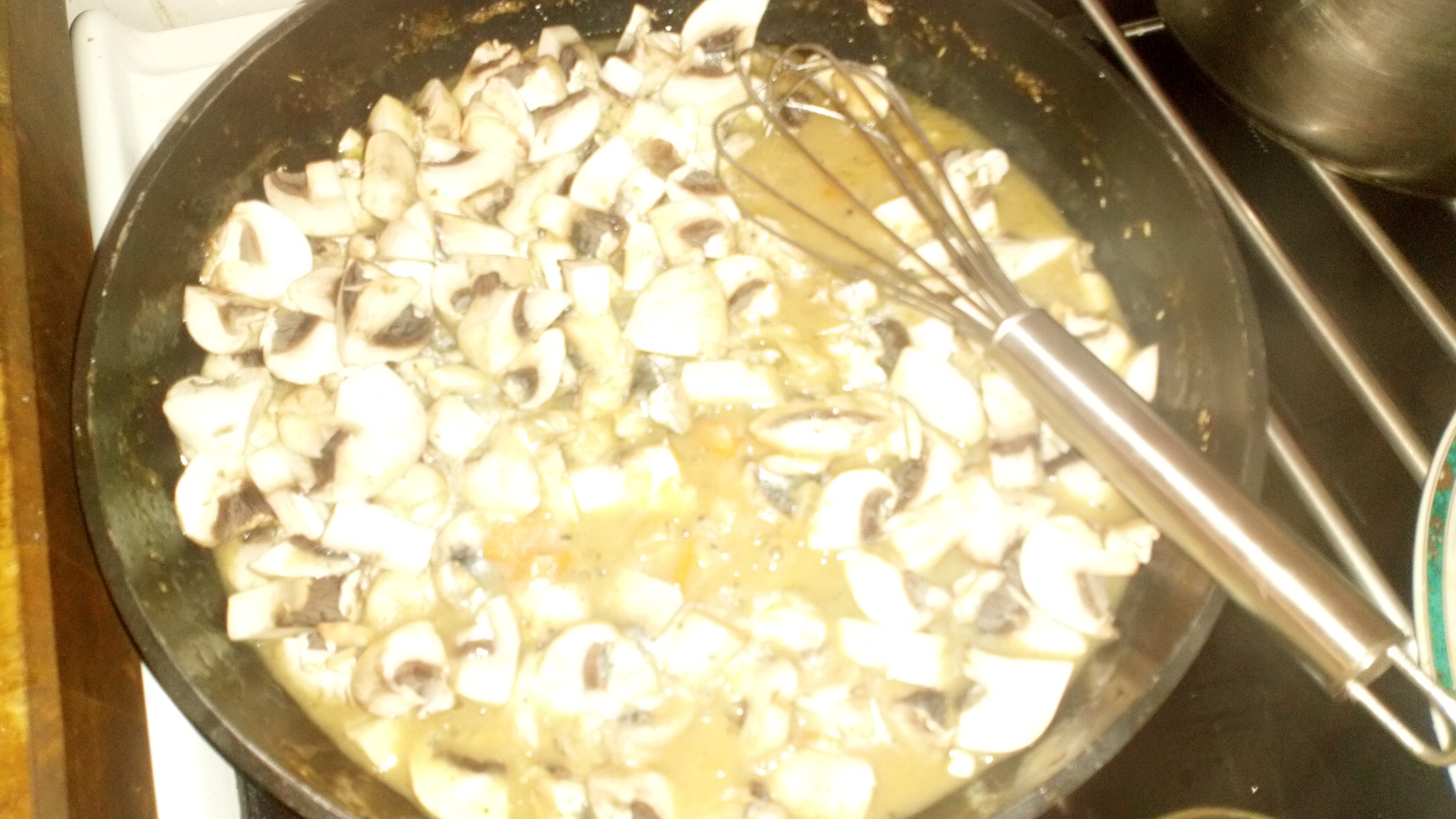 Lier la sauce avec le beurre manié et ajouter les champignons en dés. Link the sauce with beurre manié, and add the mushrooms.