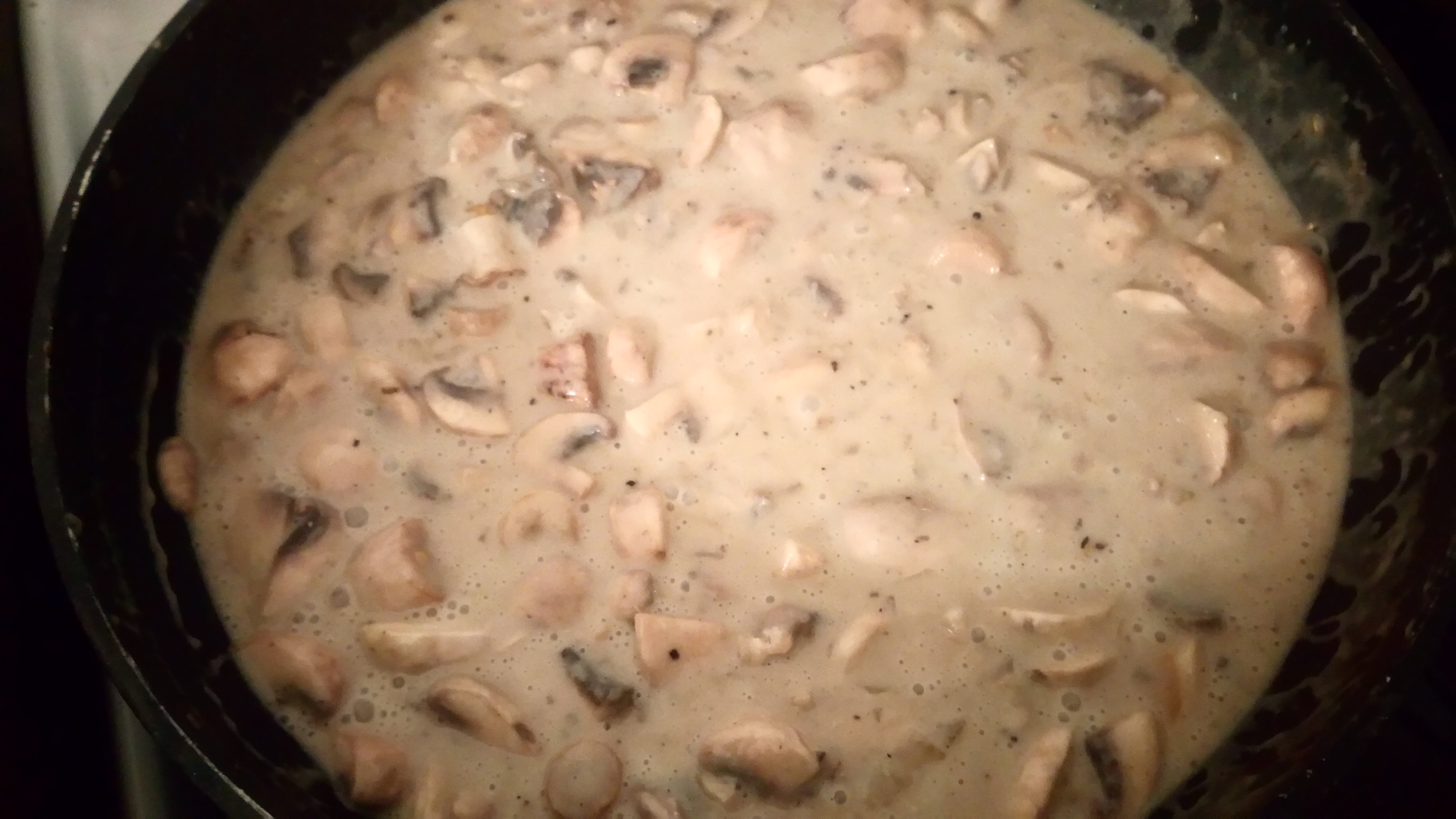 Ajouter la crème épaisse et remettre les morceaux de viande. Add the fat cream and put back the pieces of meat. let cook 10 minutes yet.