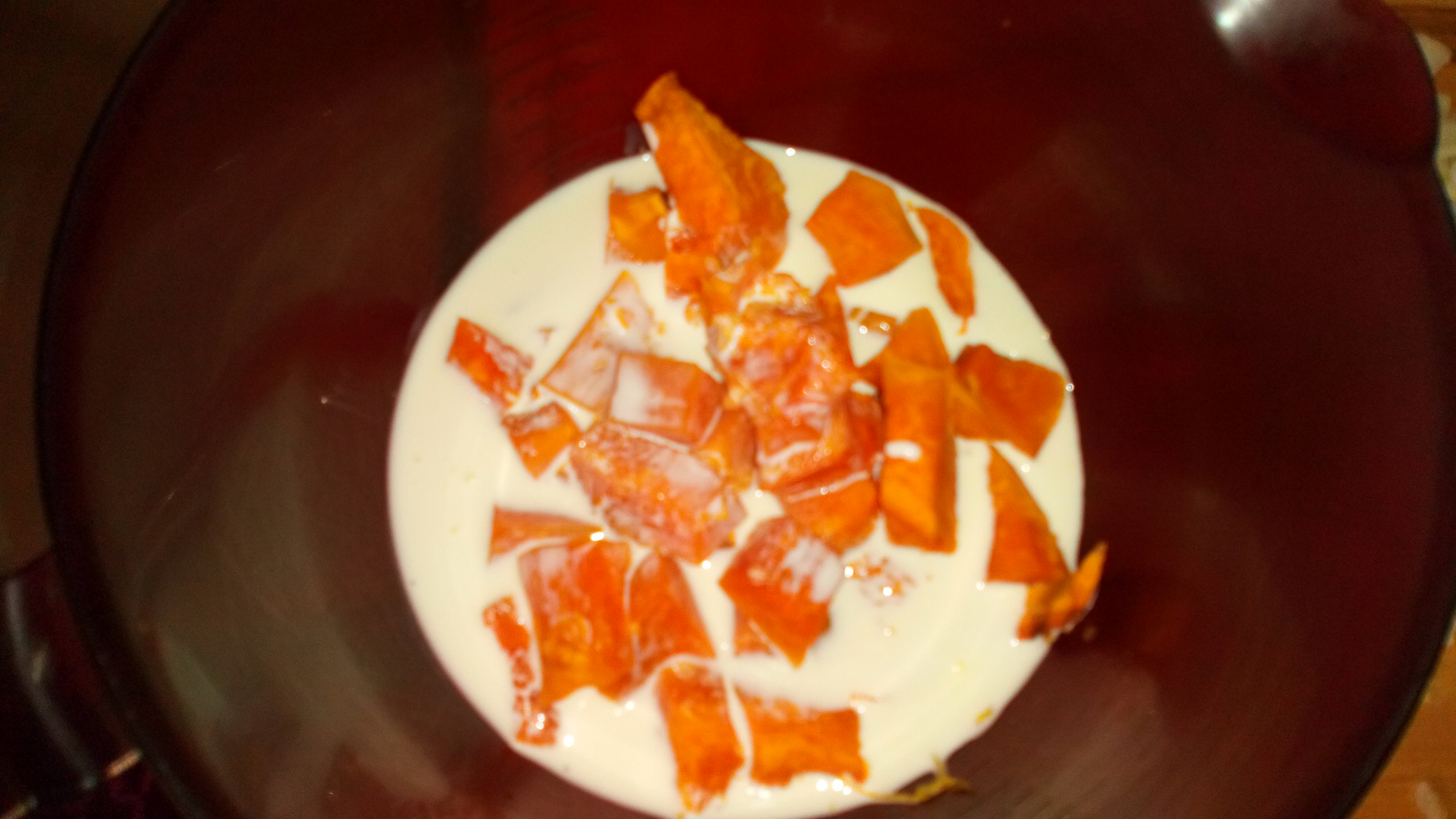 Cuire au micro-onde avec 200 gr de crème liquide pendant 8 minutes et mixer finement . Cook it with 200 ml liquid cream in micro-wave oven during 8 minutes. And mix thinly.