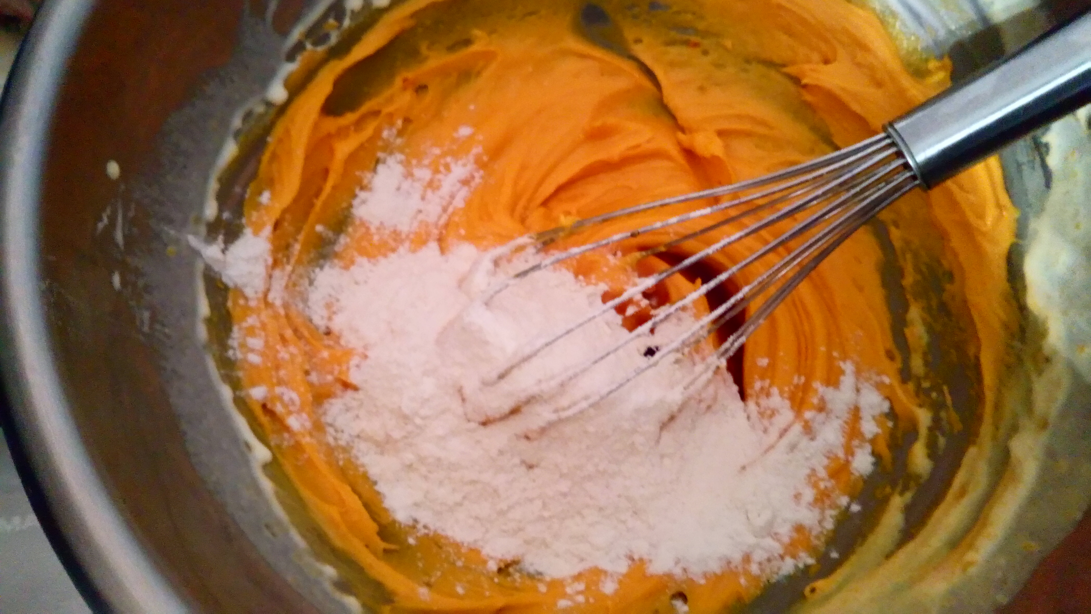 Mettre à battre les 4 œufs le sucre à grande vitesse avec le robot pâtissier. Ajouter 50 gr de beurre et 30 gr de farine + 1/2 sachet levure chimique. By sidde, Start beating 4 eggs qith sugar with pastry robot. Add 1 oZ of flour and baker powder to the pumpkin