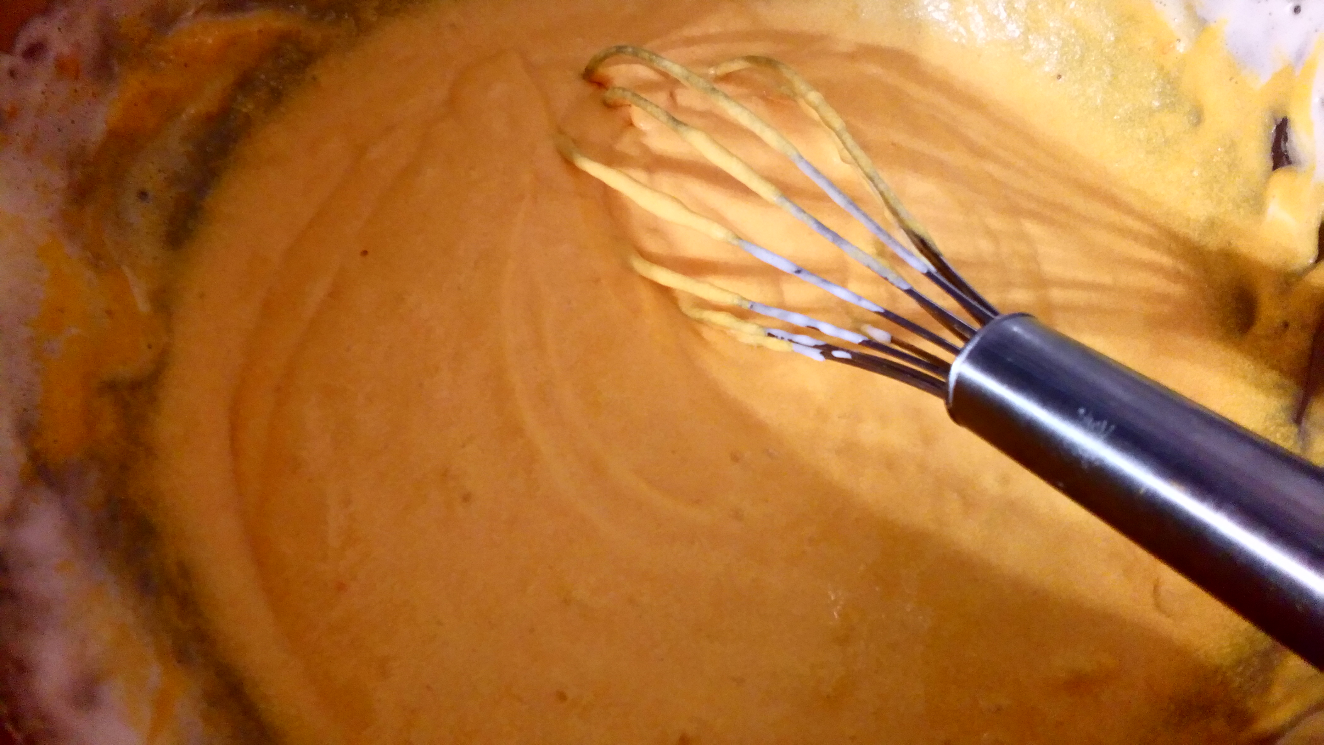 Obtenir un mélange homogène léger, on doit bien voir les marques du fouet. The mix must be homogen but no liquid , that would mean bad result.