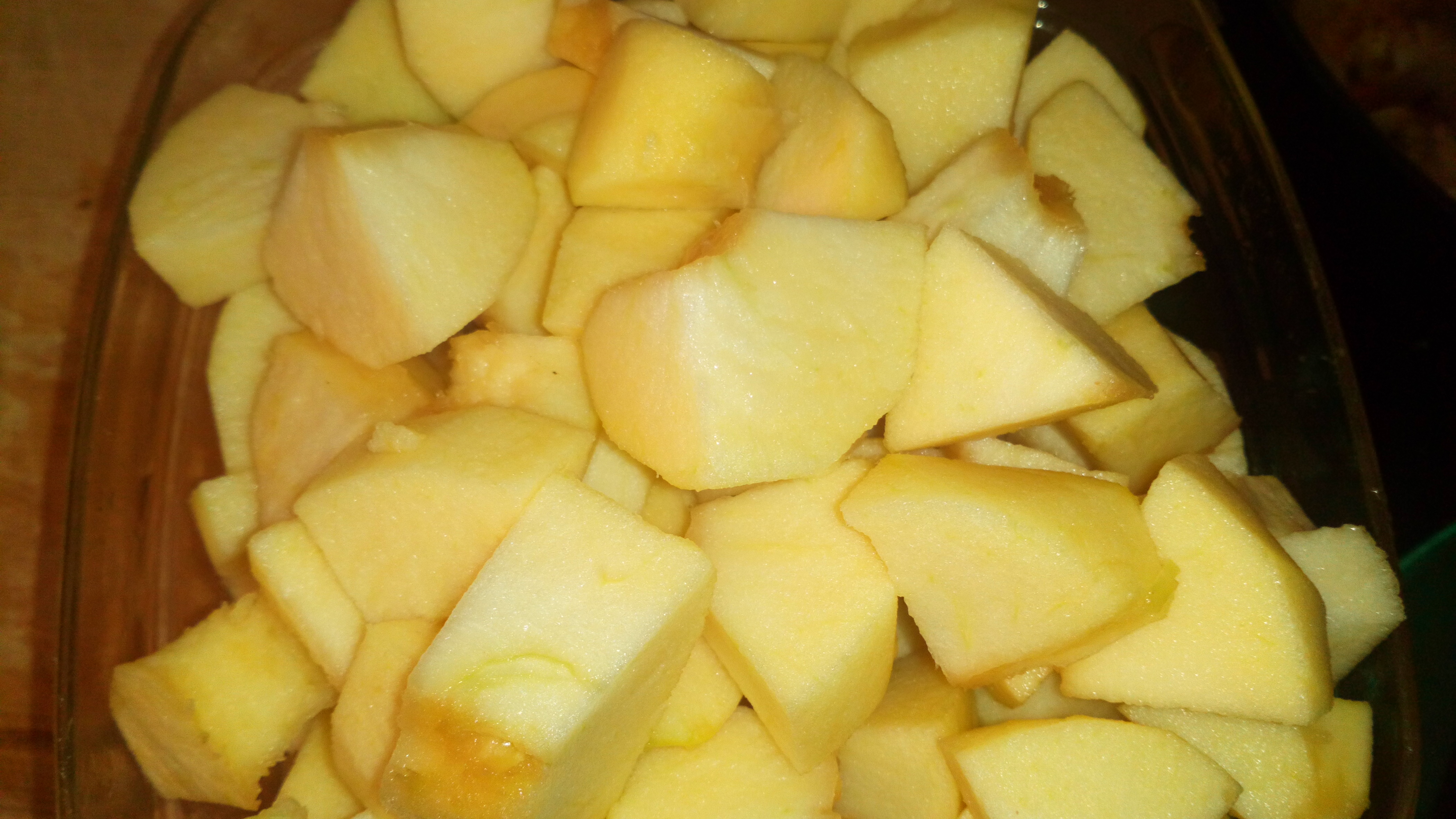 Eplucher et couper en dés 6 pommes golden. Peel and cut in cubes 5 golden apple