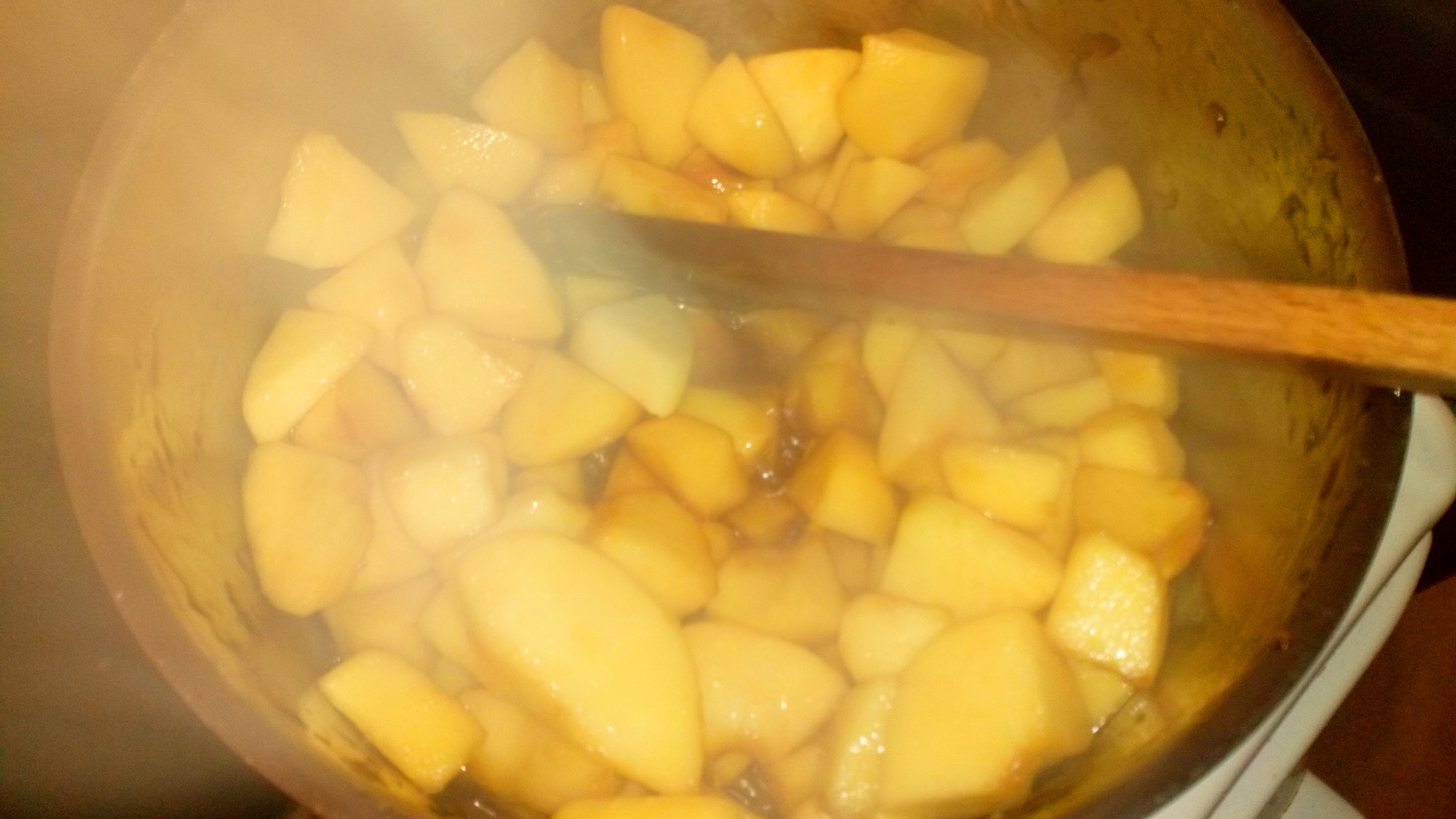 Et verser rapidement les pommes en faisant attention de ne pas vous brûler. Remuer rapidement avec une spatule en bois. et baisser le feu à la moitié de la puissance. Then put quickly the apple cubes on the caramel and stir fastly avoid to burn yourself. Decrease on medium power