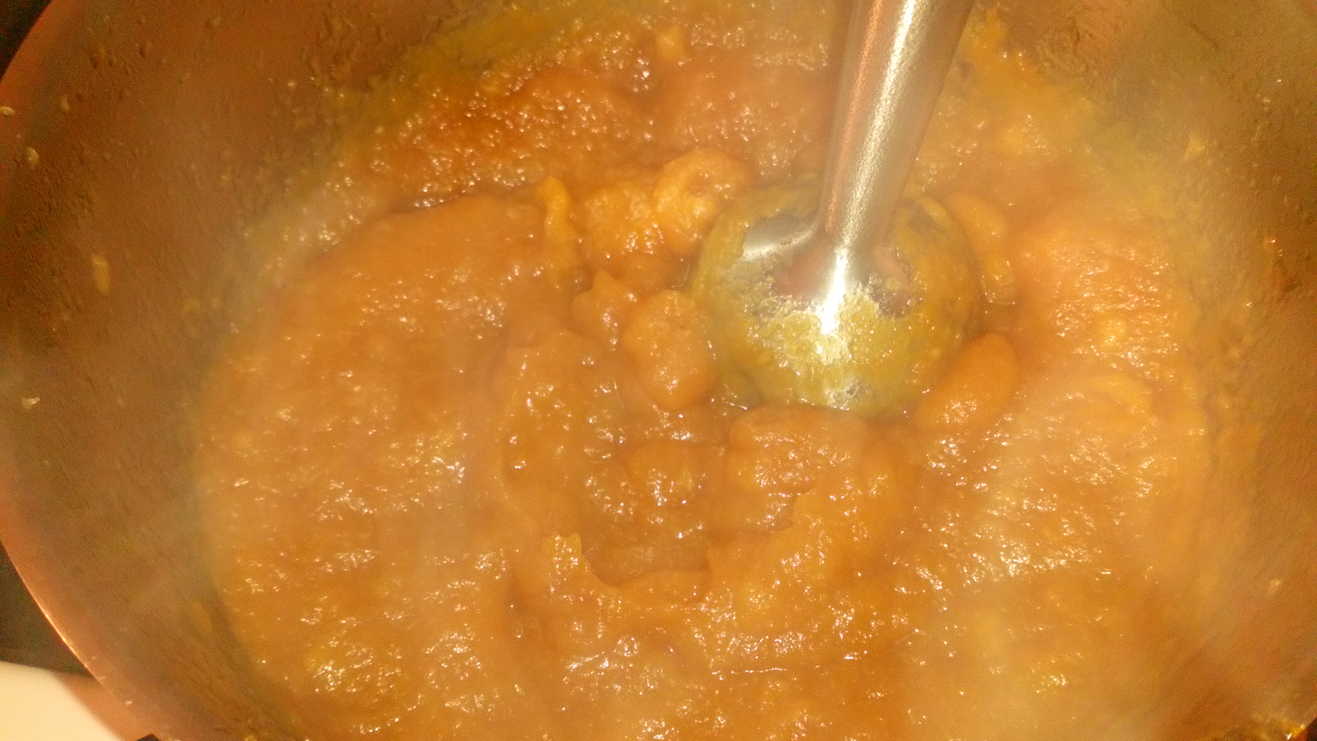 Ajouter le beurre, passer un coup de mixeur, débarrasser la compote dans un saladier et bien laisser refroidir. ONce they are cooked, add the butter and ,mix apples . Let cool and put in the fridge