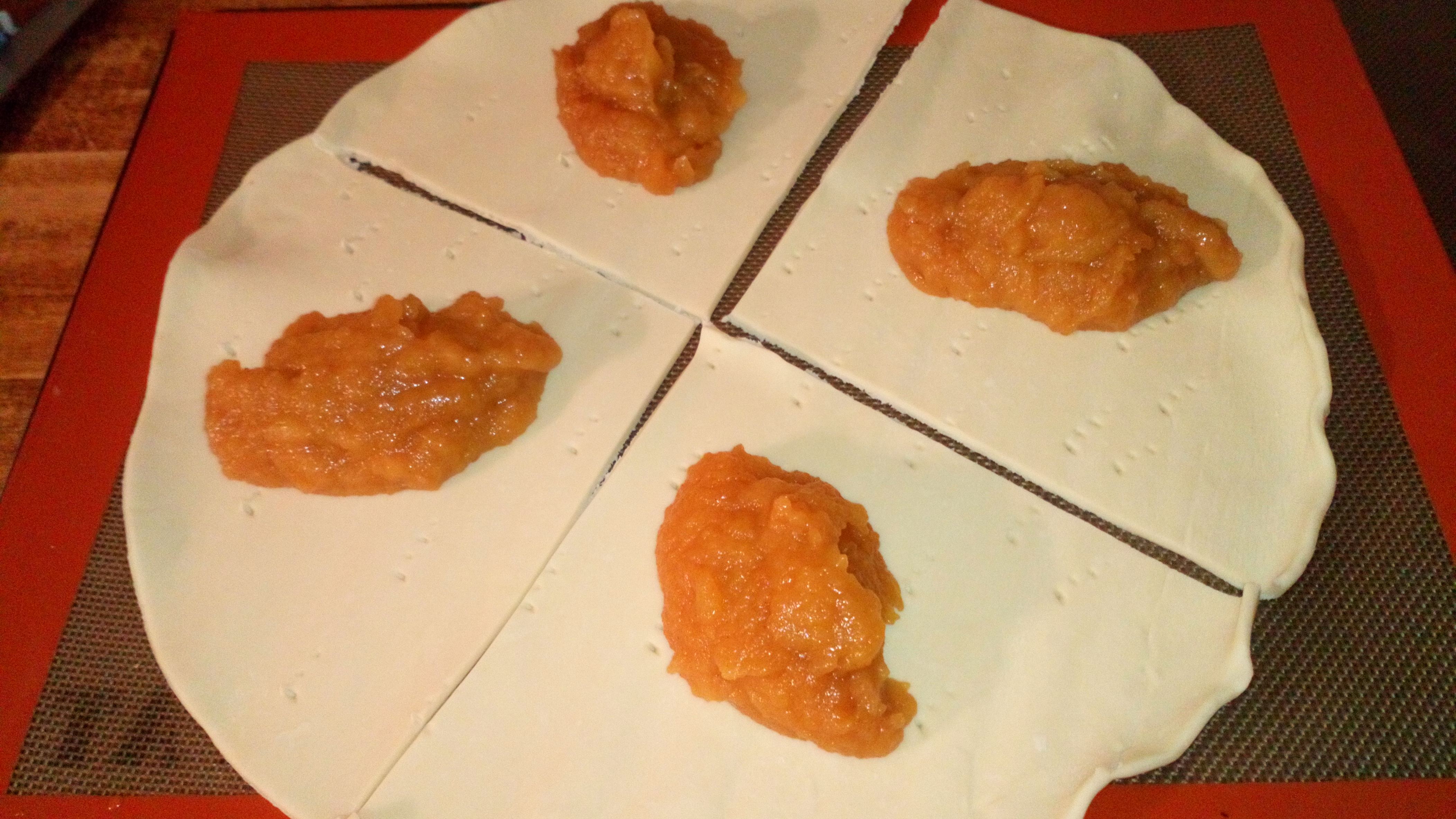 Mettre les triangles sur une feuille siliconée ou sulfurisée sur une plaque de pâtisserie. et mettre une cuillère à soupe de compote sur chaque triangle. put them on silicon sheet on baking tray Puton the middle of each part, a tablespoon of jam