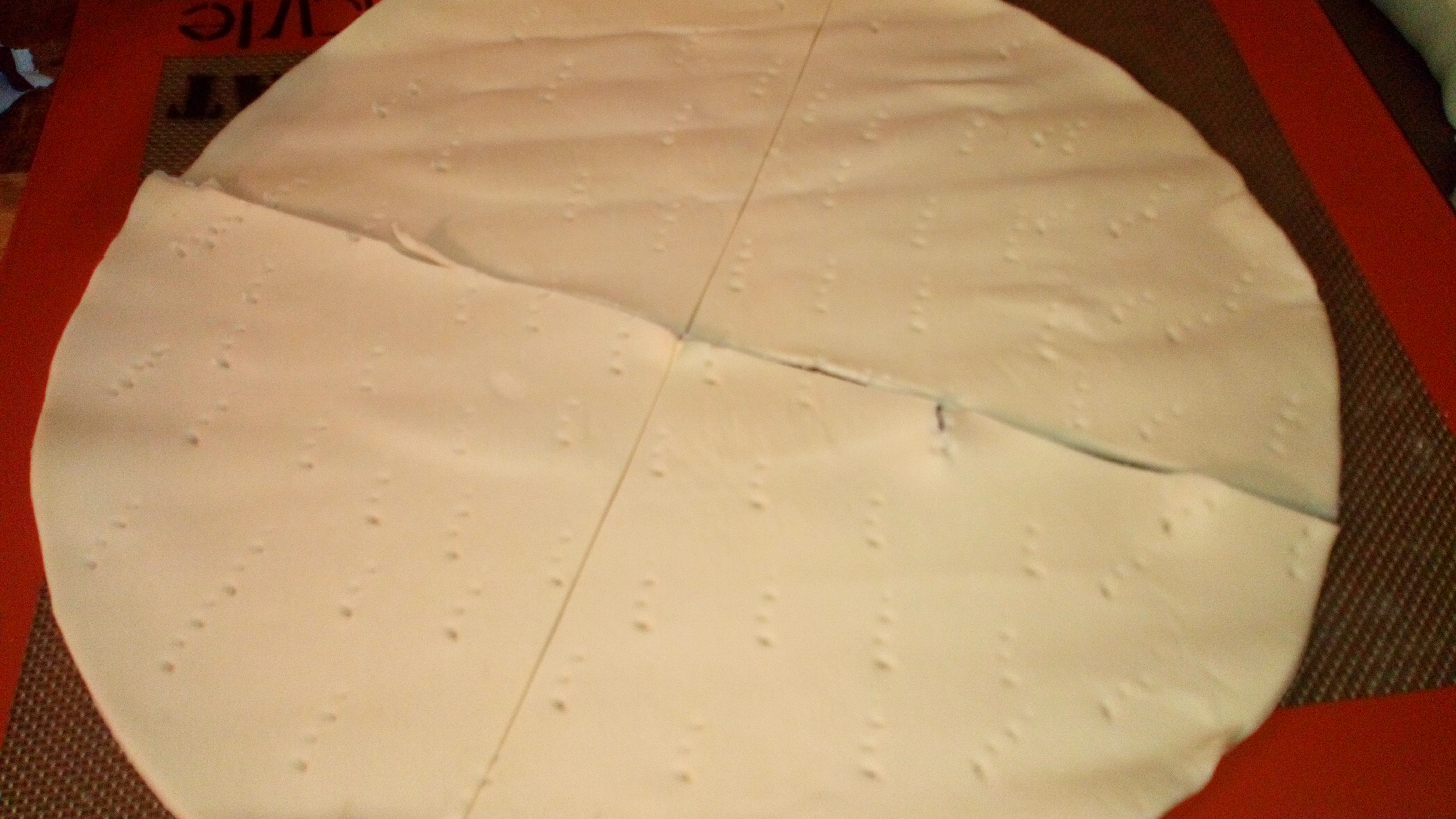 Une fois la compote bien froide.préchauffer le four à 200 degrés. Prenez un des deux roulés de pâte feuilleté, de préférence Herta façon grand mère, la pâte est plus épaisse. La piquer avec une fourchette.et couper en 4. Once the jam is cold preheat the oven at 390 ° F , take one of two flaky pastry rolls. (Herta is preferable) Princkle it with a fork, and cut in four parts.