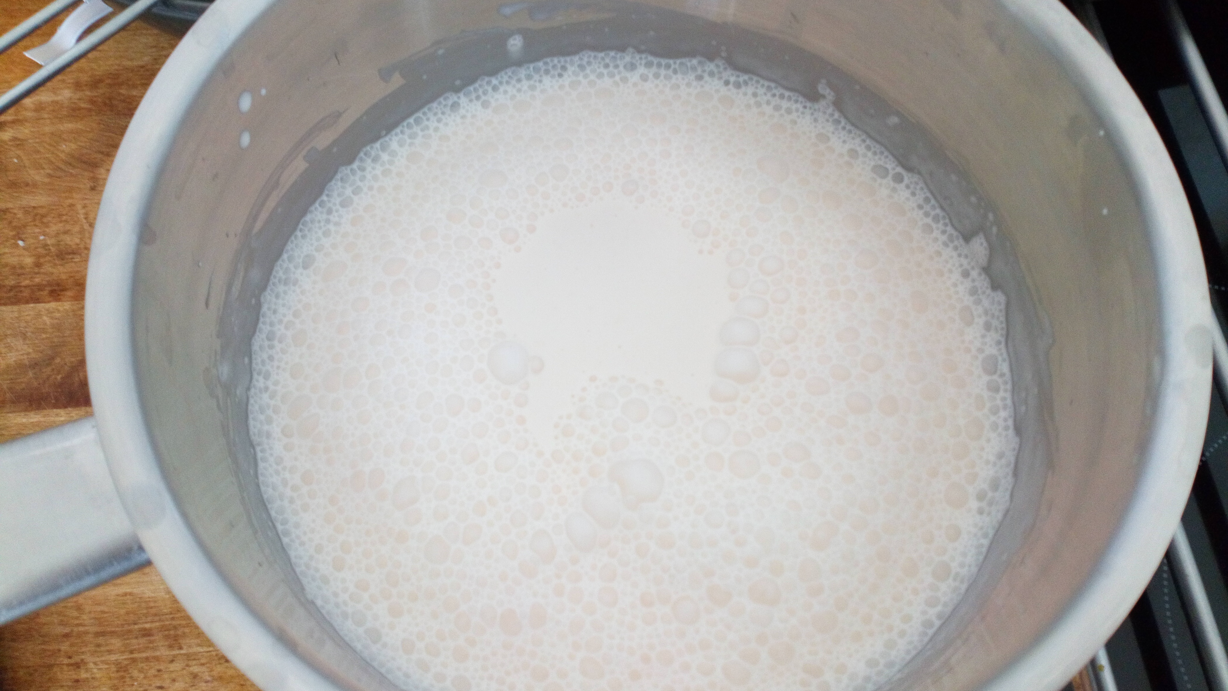 Porter doucement à ébullition le jus d'agrumes avec la crème liquide. Bring slowly to boill agrum juice and cream