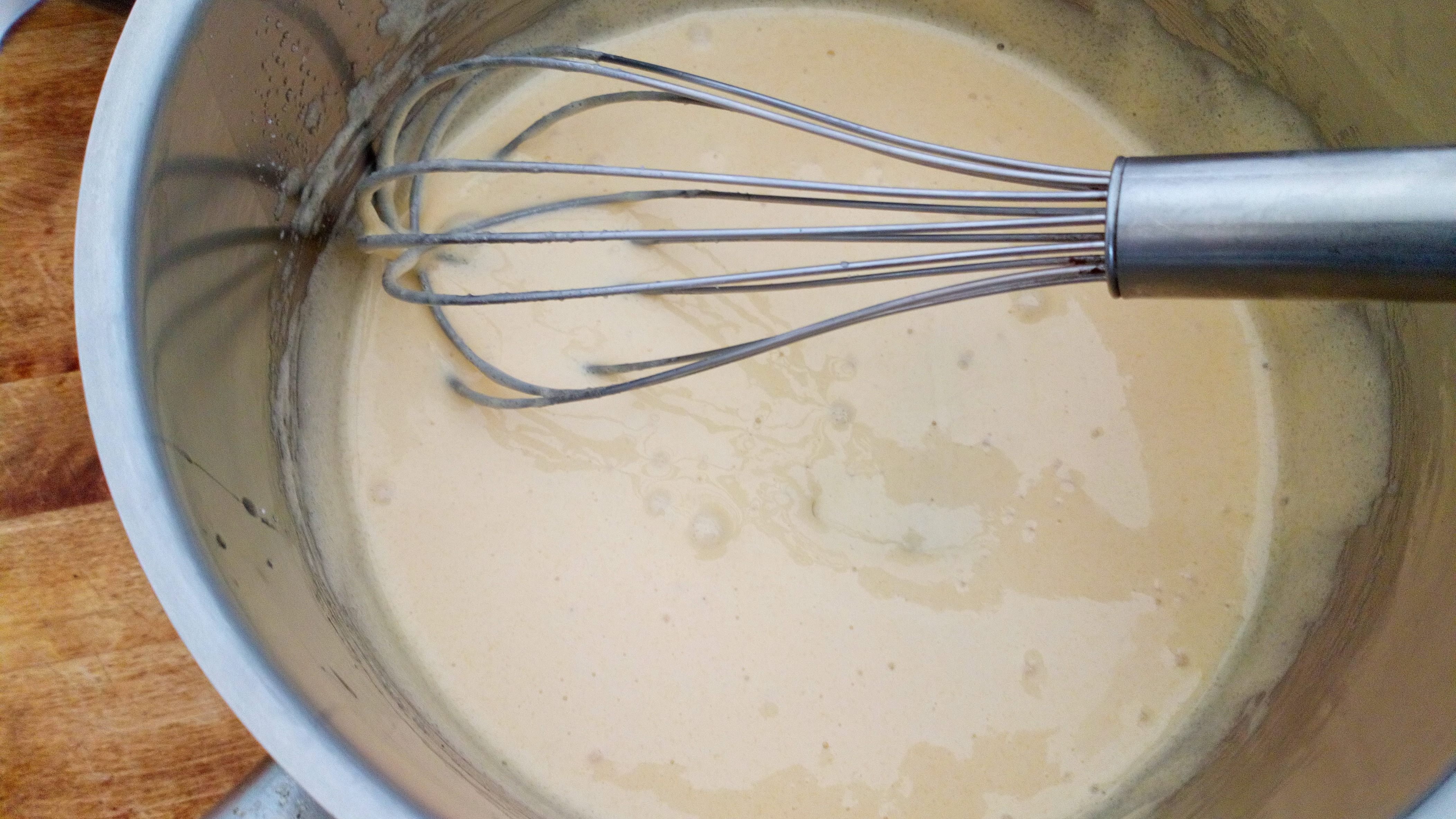 A côté, dans une casserole un peu plus grande, blanchir les jaunes et le sucre à l'aide d'un fouet. By side, in a bit bigger saucepan, beat yolk eggs and sugar to blanch them.