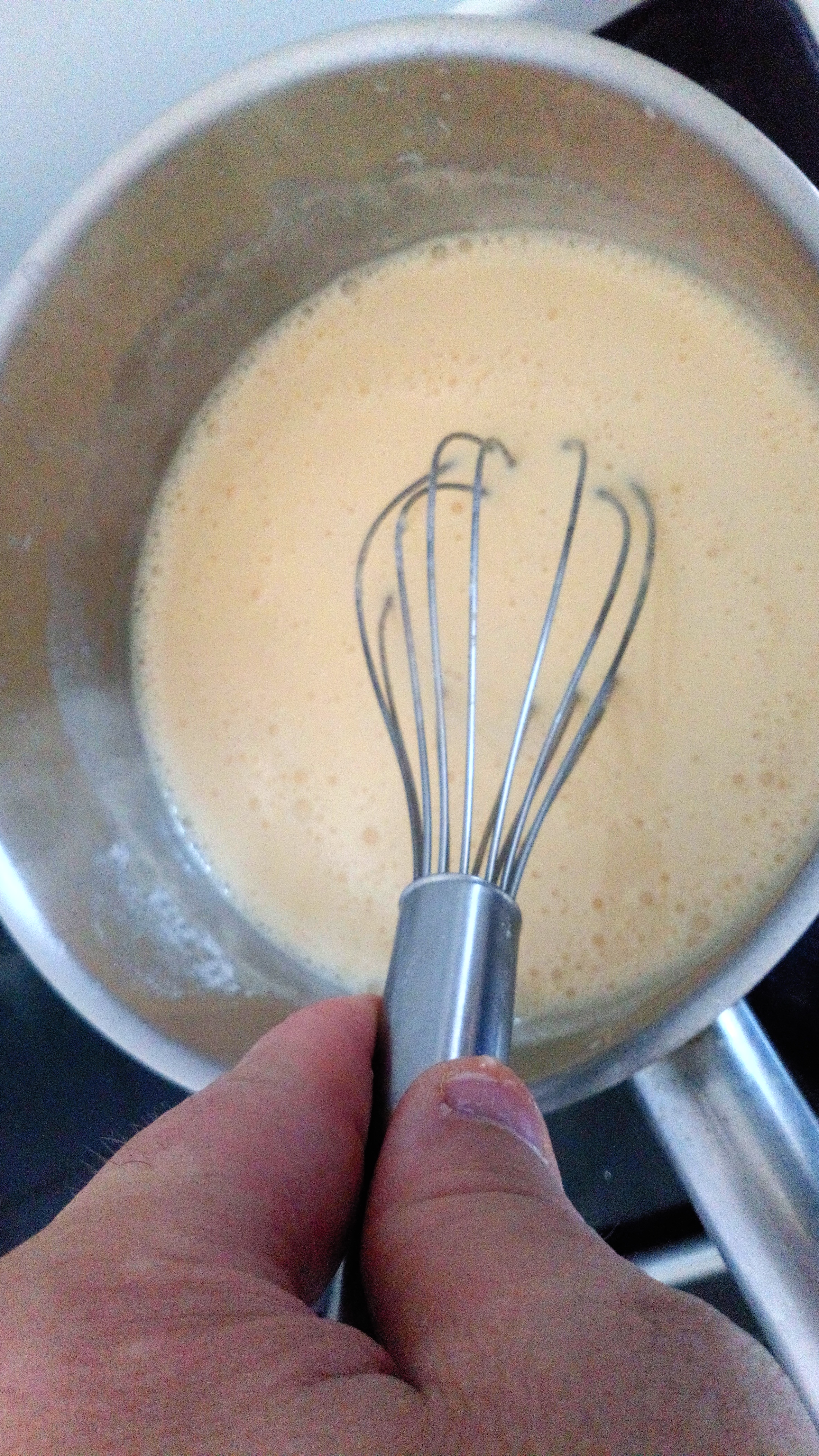 Ajouter le liquide bouillant en deux fois, en remuant bien et remettre sur le feu à 3/4 puissance. Pour the boiling liquid in two times, and well whlie stiring well.