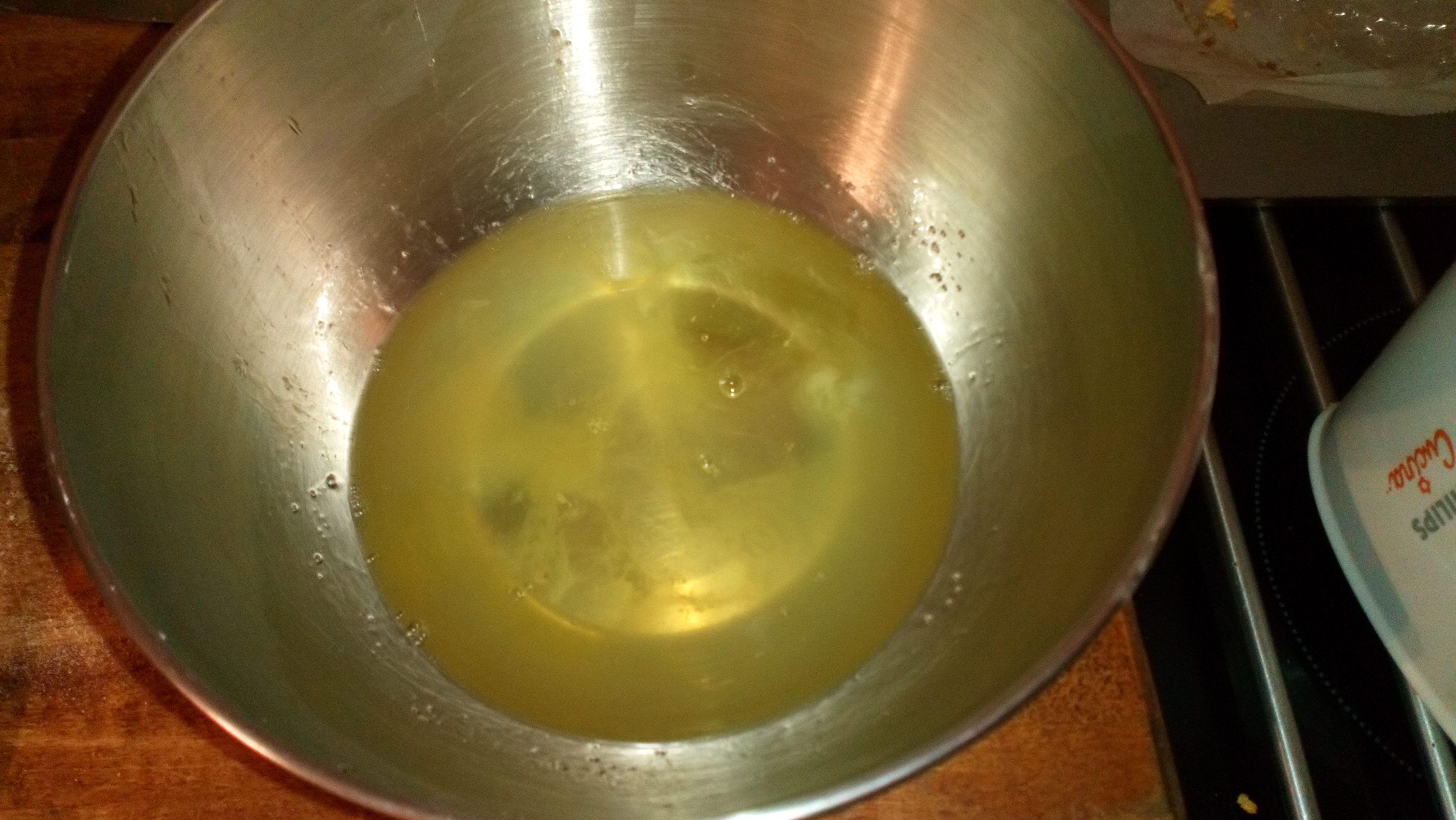 Lors du repas avec vos invités, quand vous êtes arrivés au moment du fromage, préchauffer le four à 180°. beurrer les ramequins, sortir les blancs et la crème du frigo. During the lunch or dinner with your family or your friends, when you approach desert, preheat oven at 356° F, take off from the cream from fridge, and white eggs.