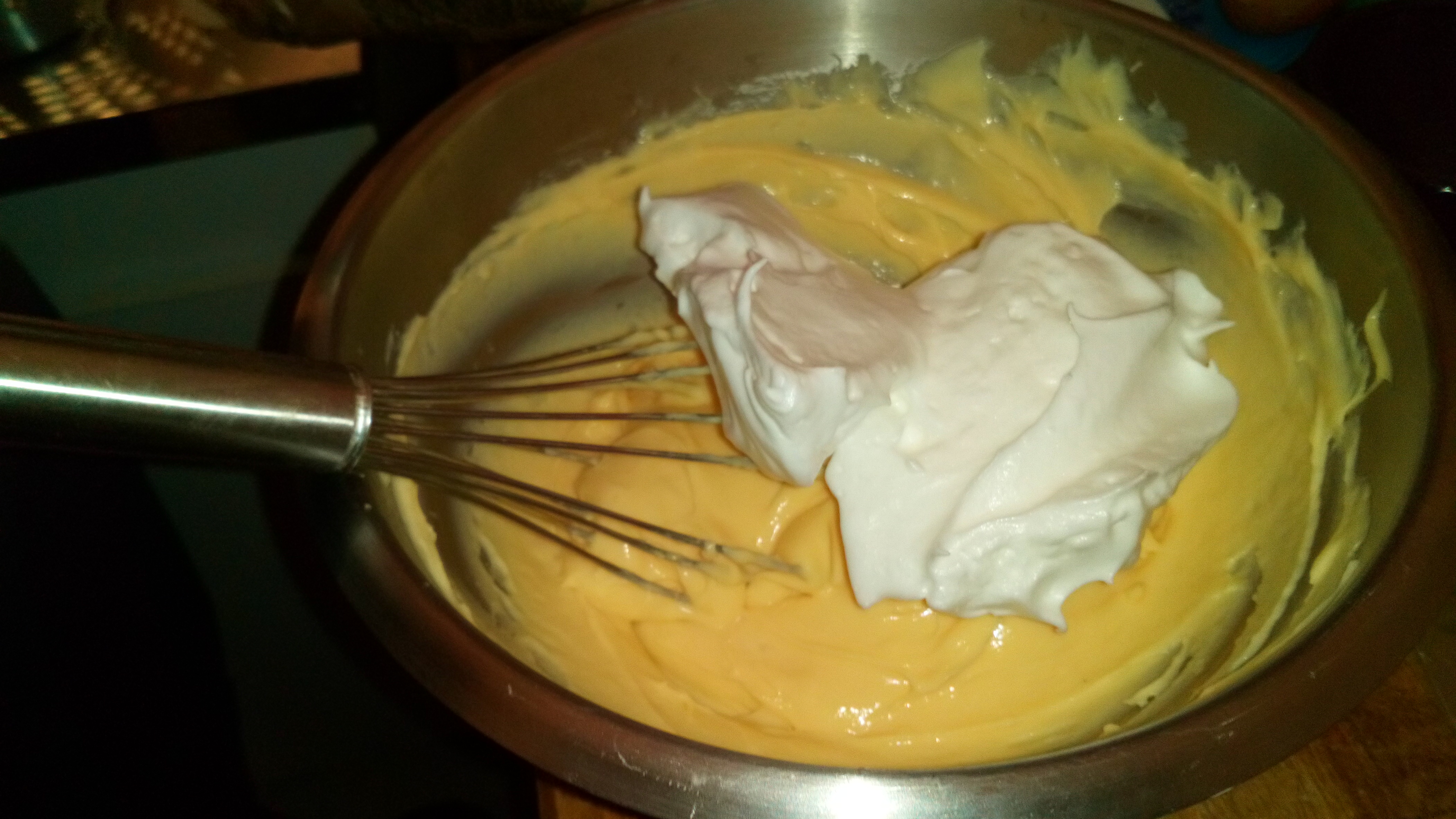 Ajouter la moitié des blancs en neige, les incorporer délicatement. Add the half quantity delicatly with whispper.