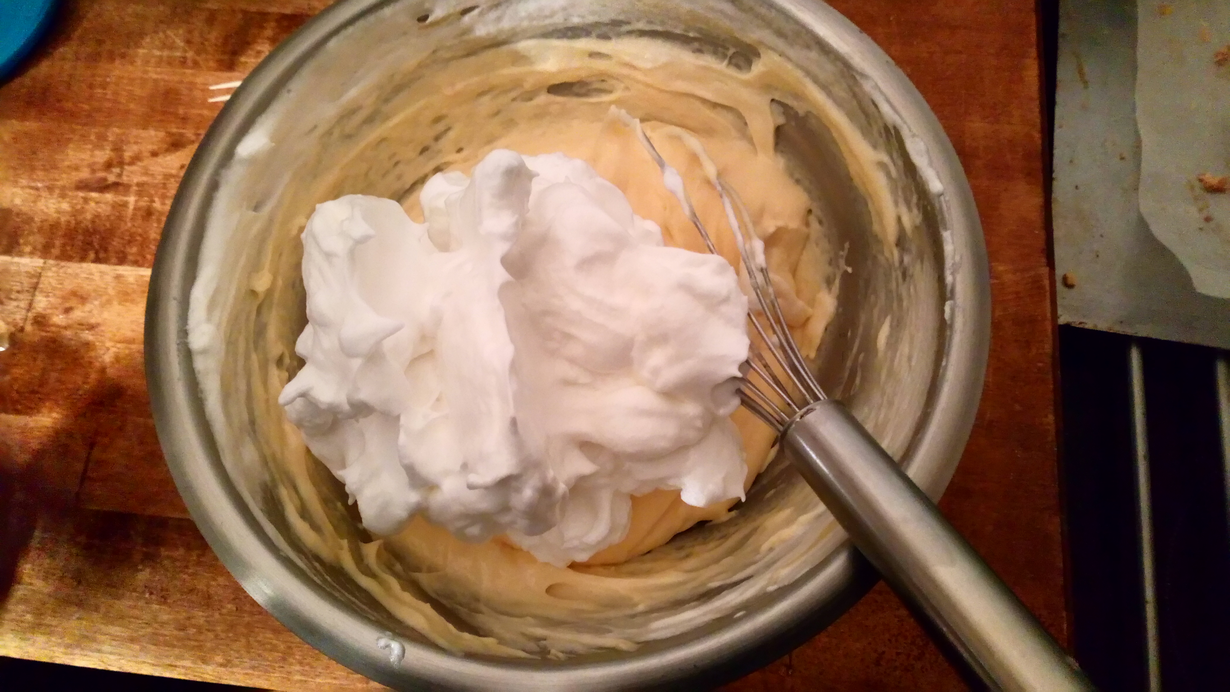 Ajouter la seconde partie,, il faut soulever la crème et tourner le récipient en même temps comme pour le moelleux .Add the second part of snow eggs,