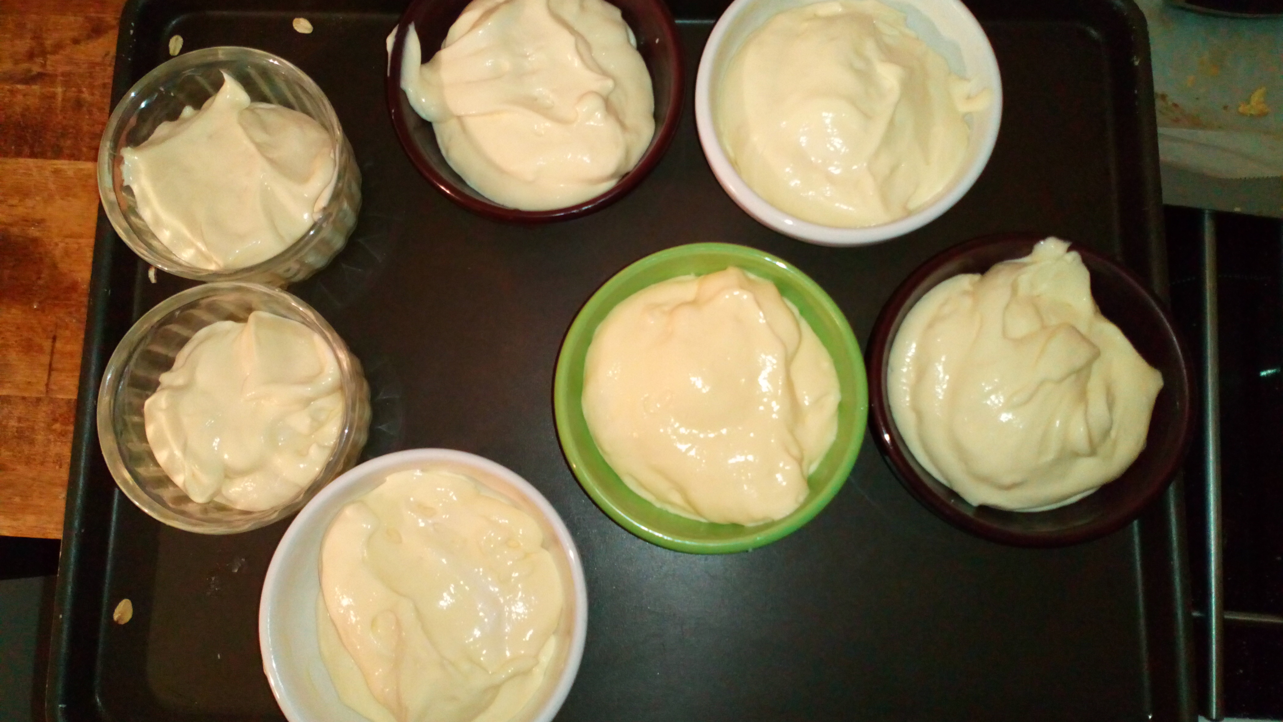 Remplir au trois quarts les ramequins et mettre aussitôt à cuire au four 20 à 25 minutes suivant leurs caractéristiques. surtout ne pas l'ouvrir pendant la cuisson .Full ramkins on 3/4, and bake in the oven for 20 to 25 minutes depends of kinds of oven. Don't open during baking.