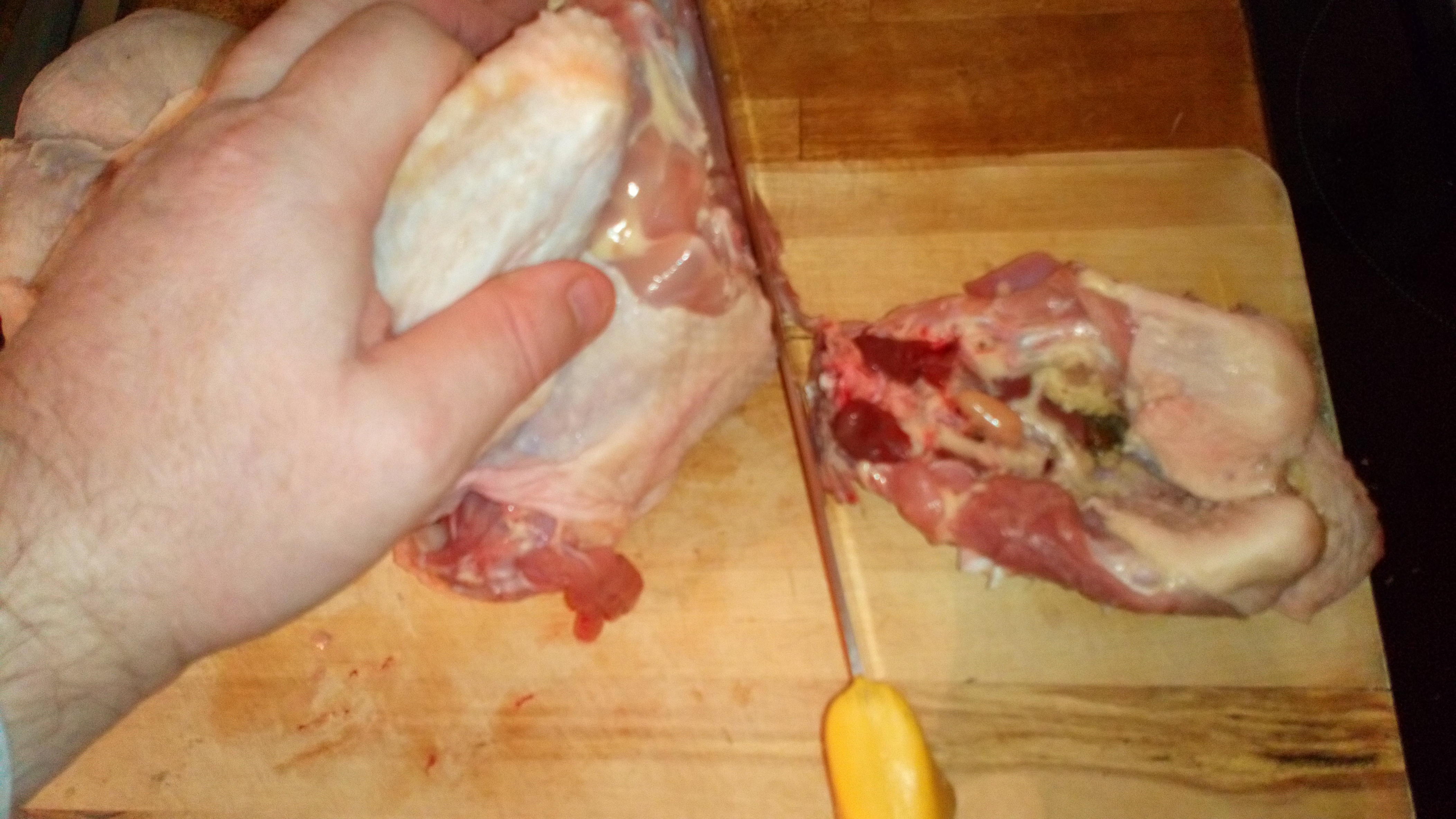 Avec un couteau à grande lame, couper l'arrière au niveau de la jointure. With a knife with big blade, cut the back at the level of the joint.