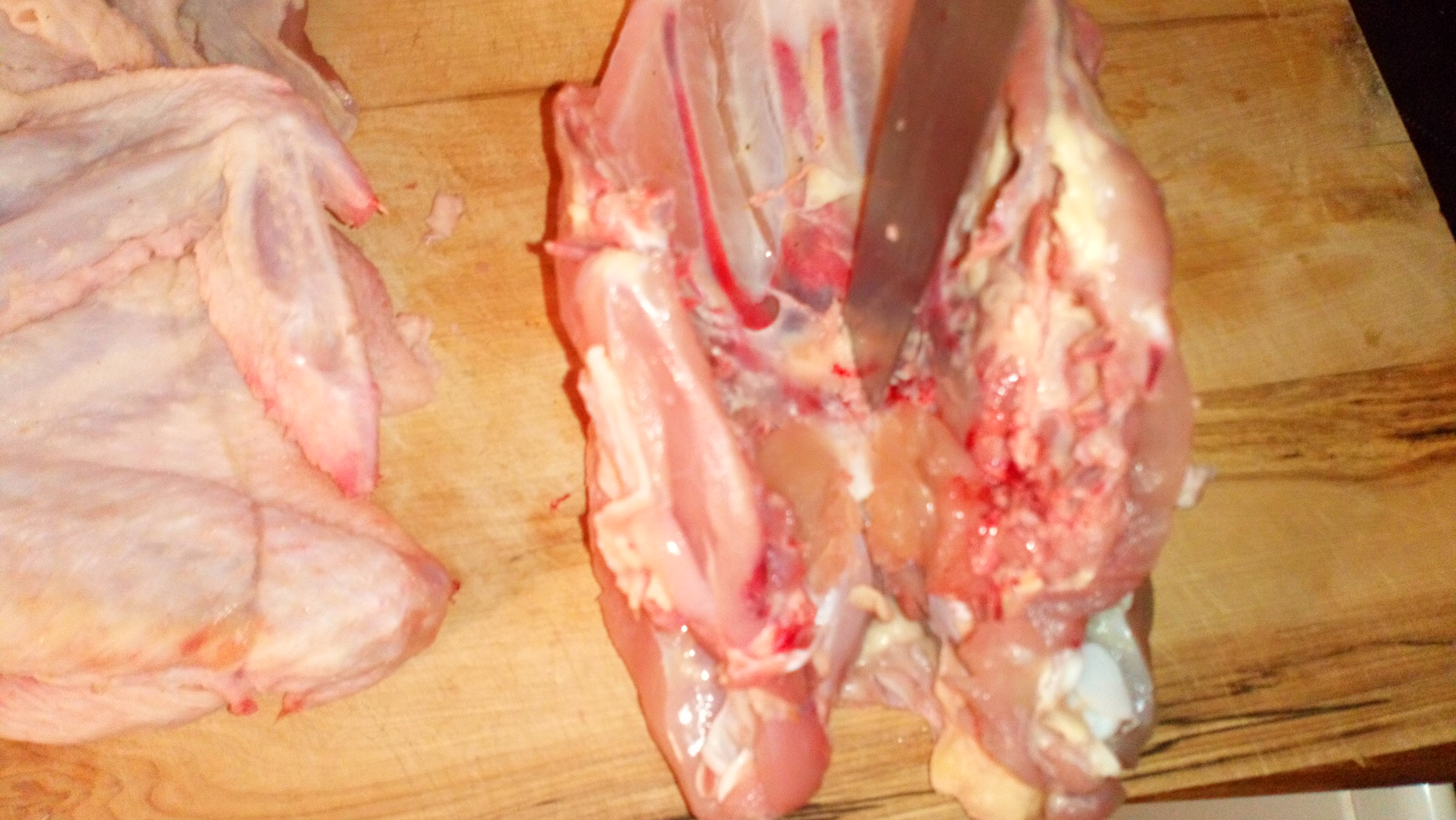 Planter le couteau au milieu de l'os de poitrine, Crash the knife in the middle of the bone of breast,