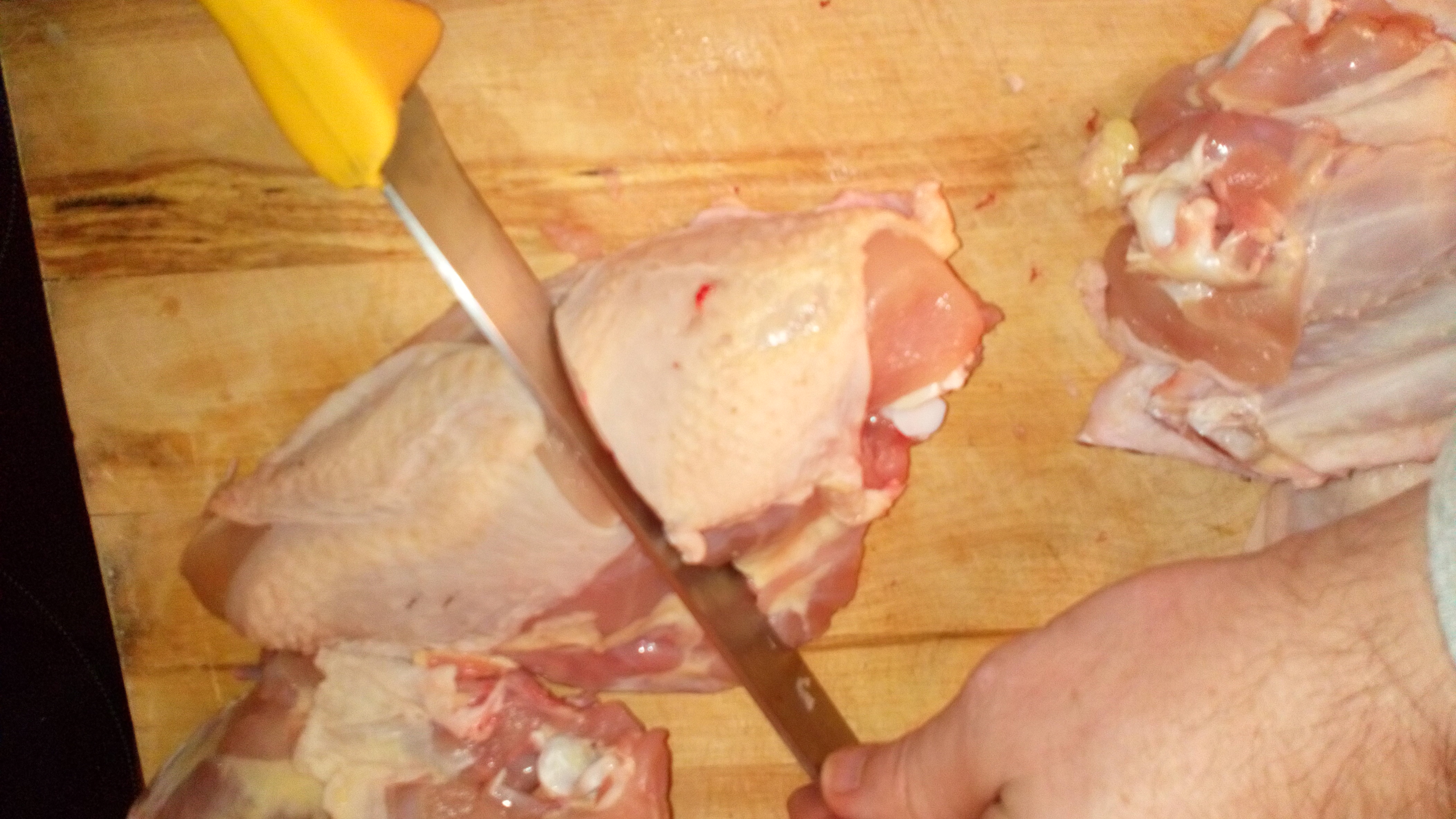 Une fois la poitrine coupée en deux, couper les flancs en deux. Once the breast cut in two, to cut sides in two.