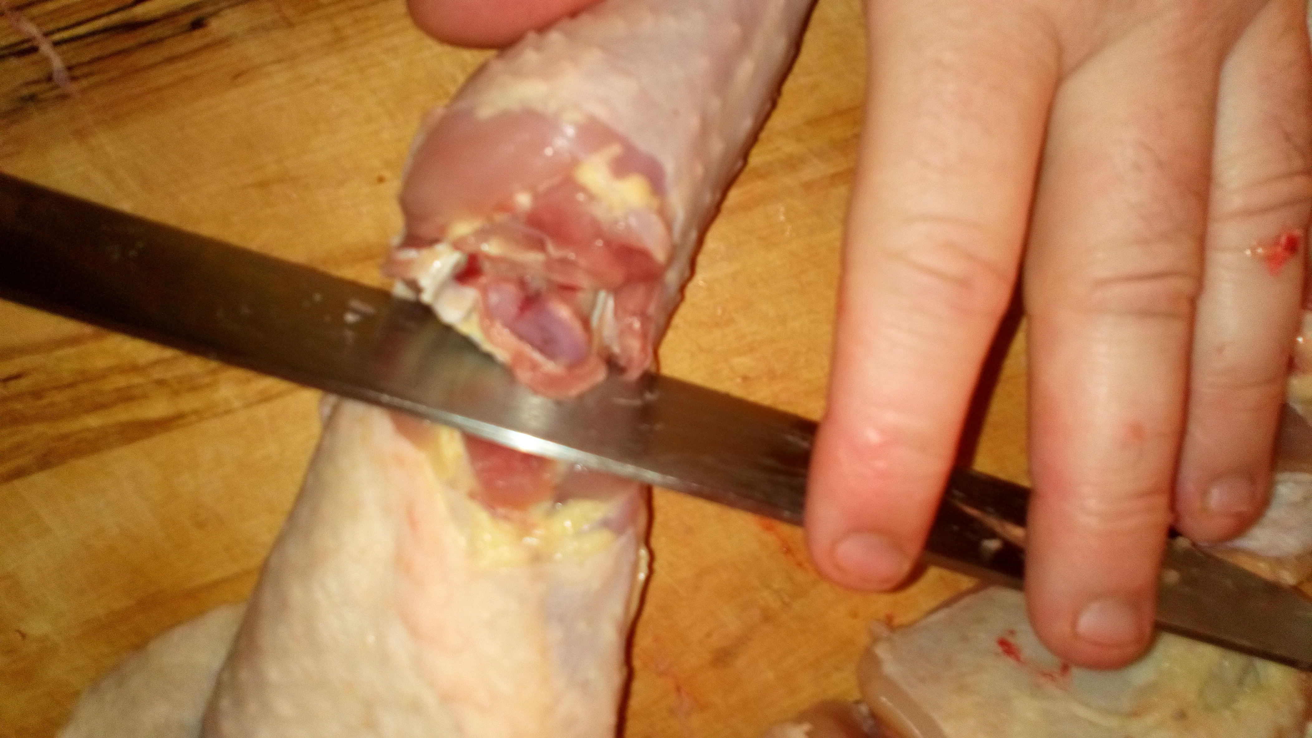 Couper aussi les cuisses au niveau de la jointure. Cut also thighs at the level of the joint