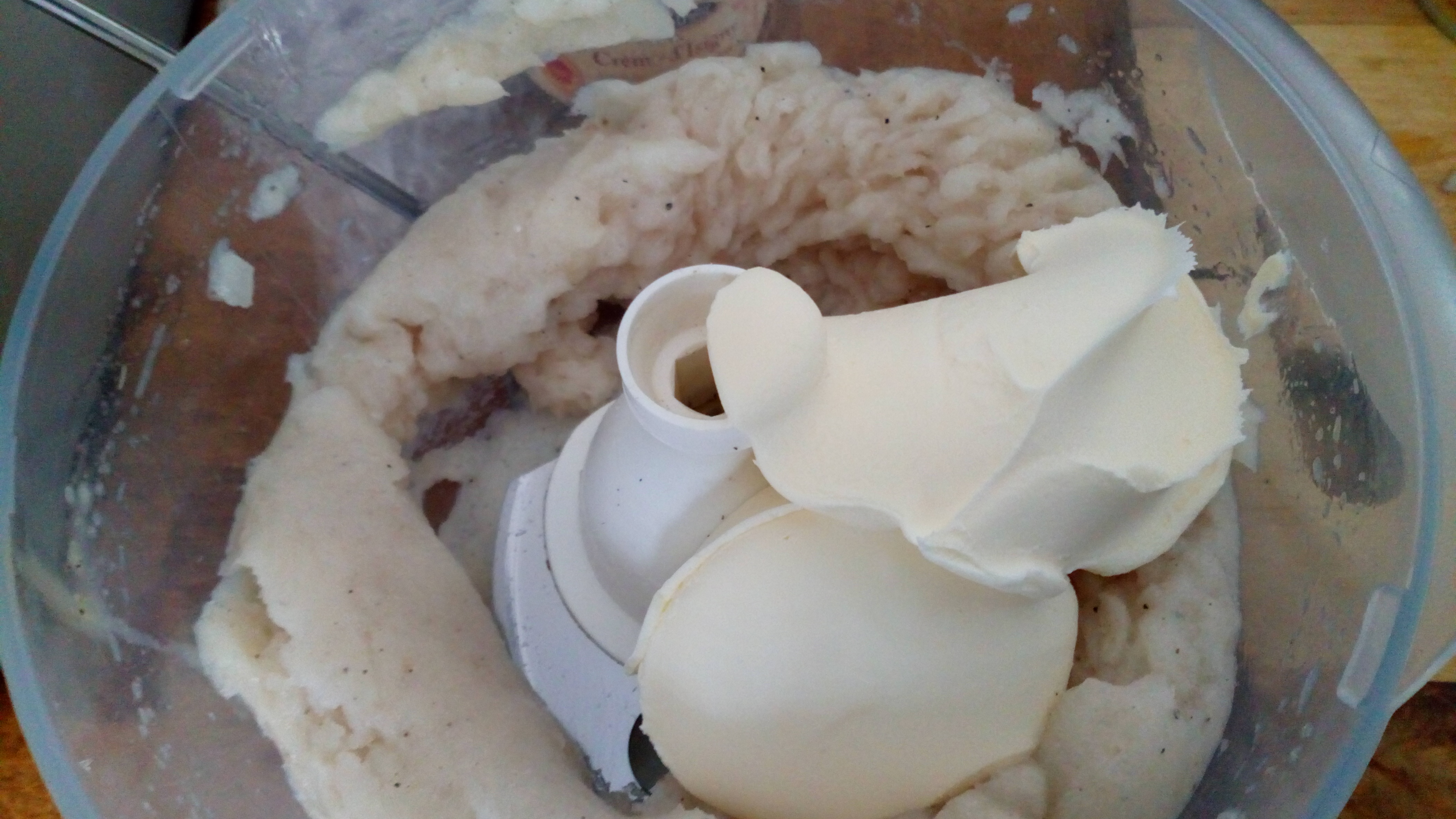 Bien mixer la chair de poisson au robot et ajouter la crème et les blancs d’œuf , mixer de nouveau finement. Mix the cod flesh and add double cream with white eggs, mix thinly.