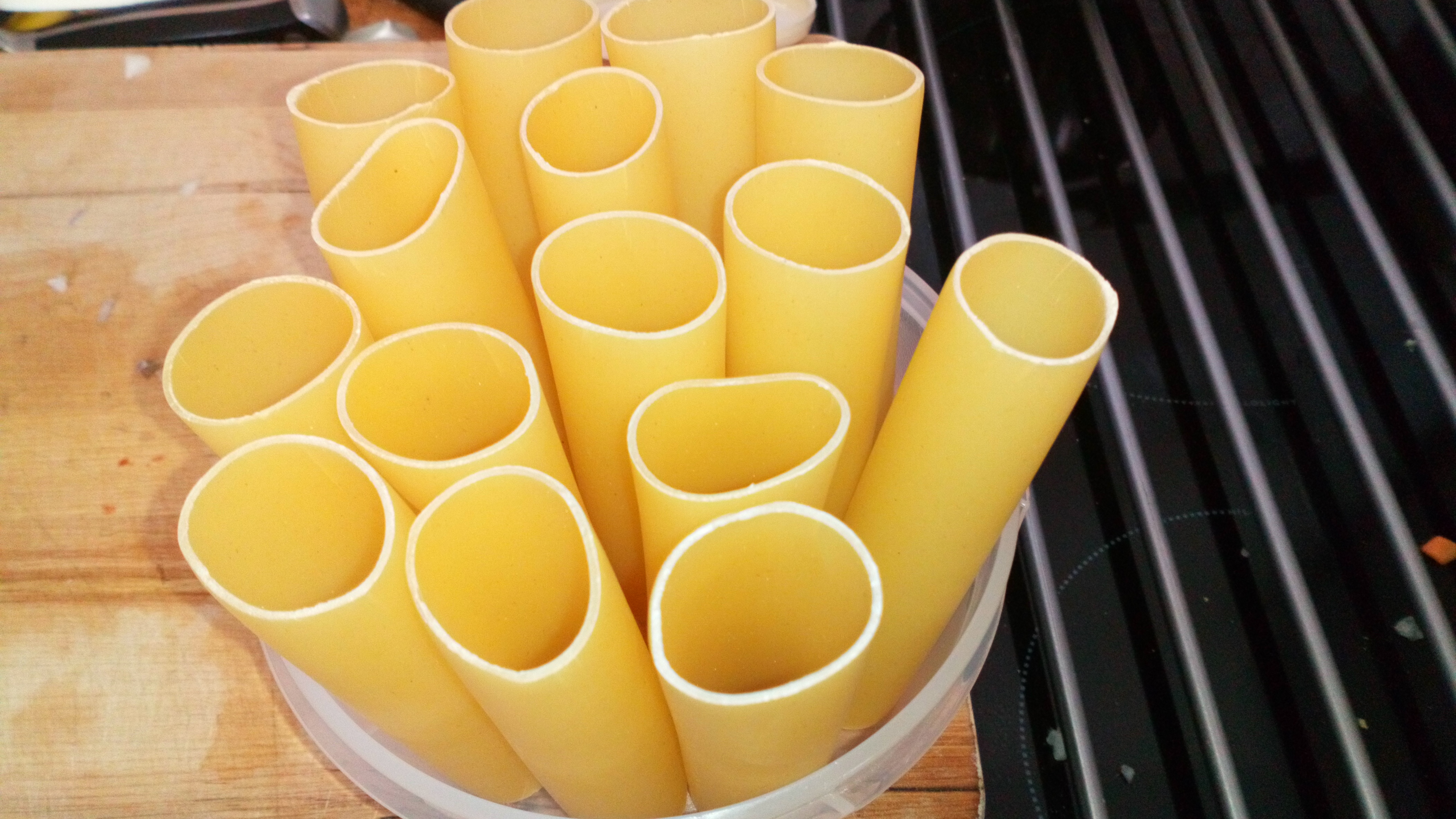 Faire tenir debout les cannelloni dans un récipient un peu haut. stand up tubes in box