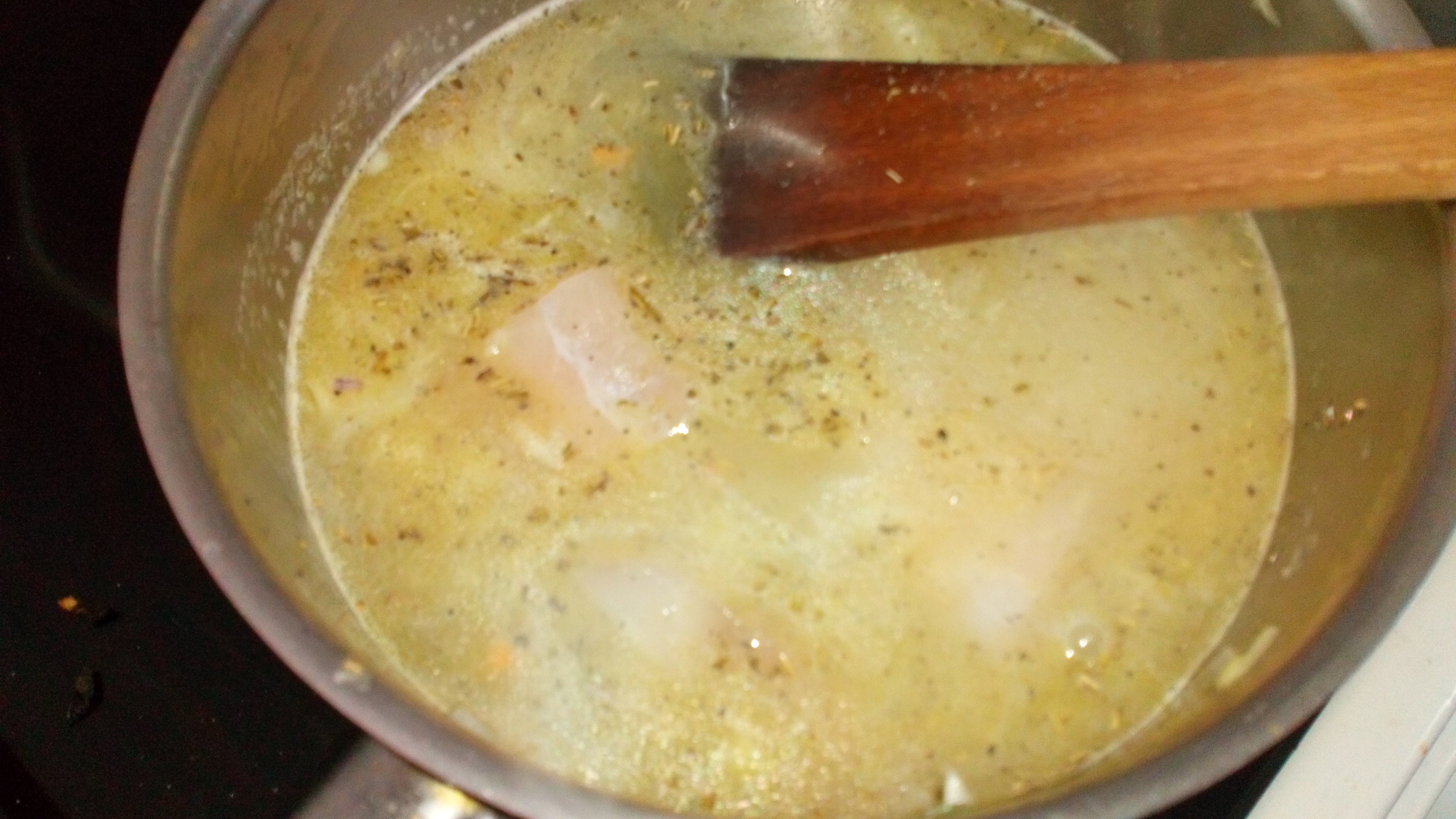 Mouiller avec le vin blanc et 50 cl d'eau. et plonger les morceaux de lieu. les laisser cuire 10 minutes. Pour white wine and 50 cl of water . Add pieces of coalfish. Let cook 10 minutes