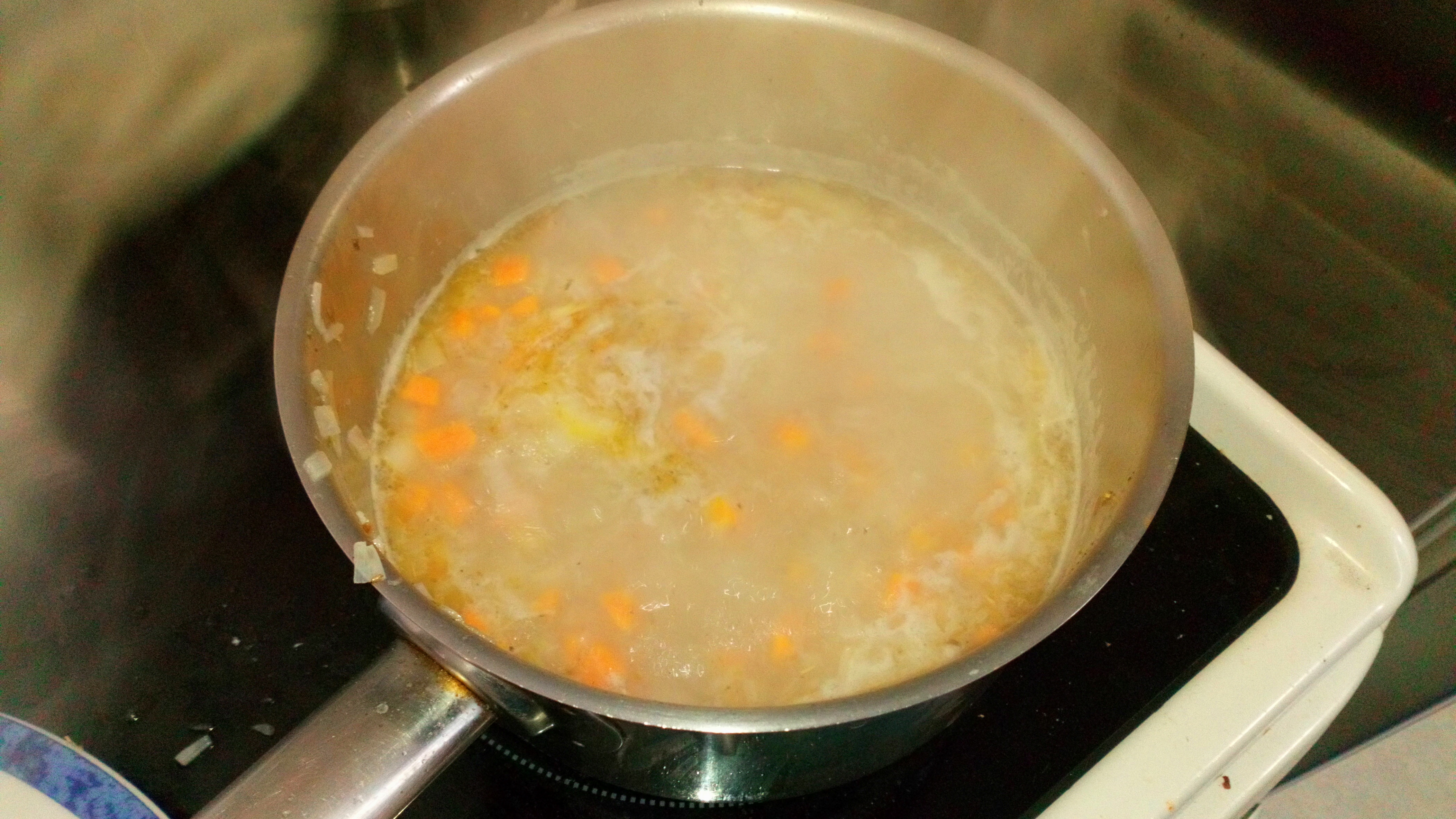 A part dans une poêle, faire suer les champignons émincés. Les réserver. Retirer les morceaux de poisson et laisser réduire le fumet 5 minutes. By side, sweat minced mushrooms. Once cooked, take off fish from fumet.