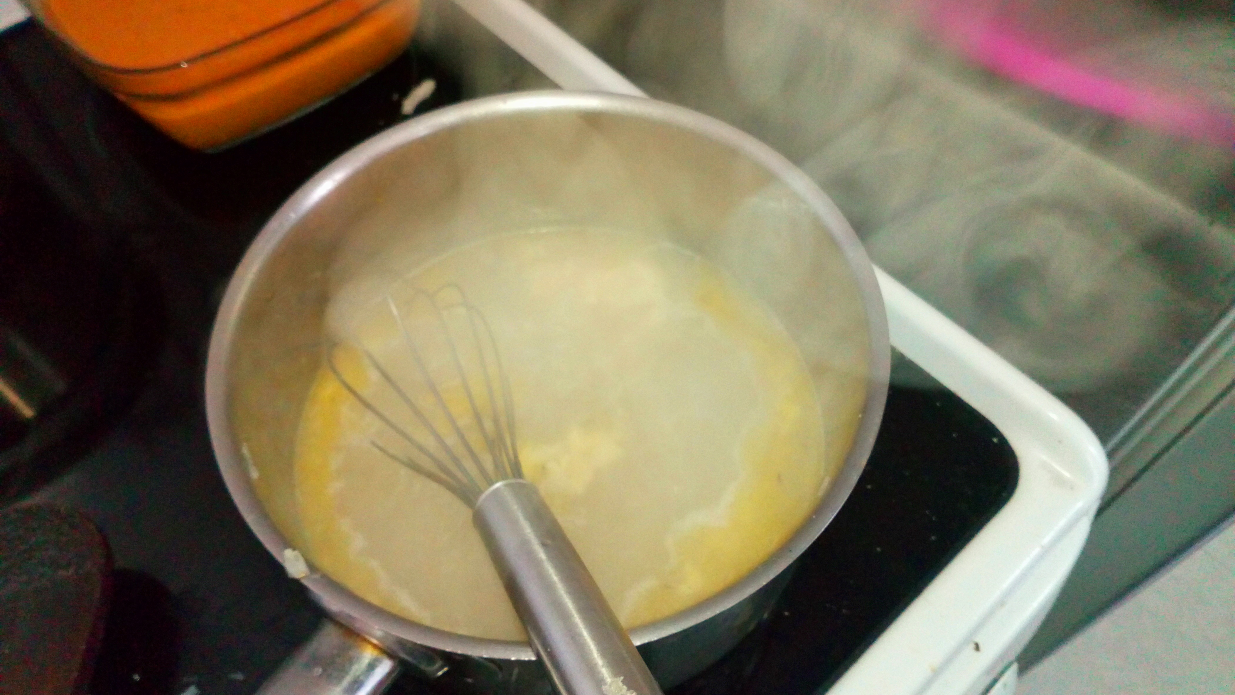 Passer et Lier le fumet avec le beurre manié à l'aide d'un fouet et ajouter les champignons, goûter et assaisonner si nécessaire. Filter the fumet and link with beurre manié, add mushrooms, taste sauce and season if it's necessary.