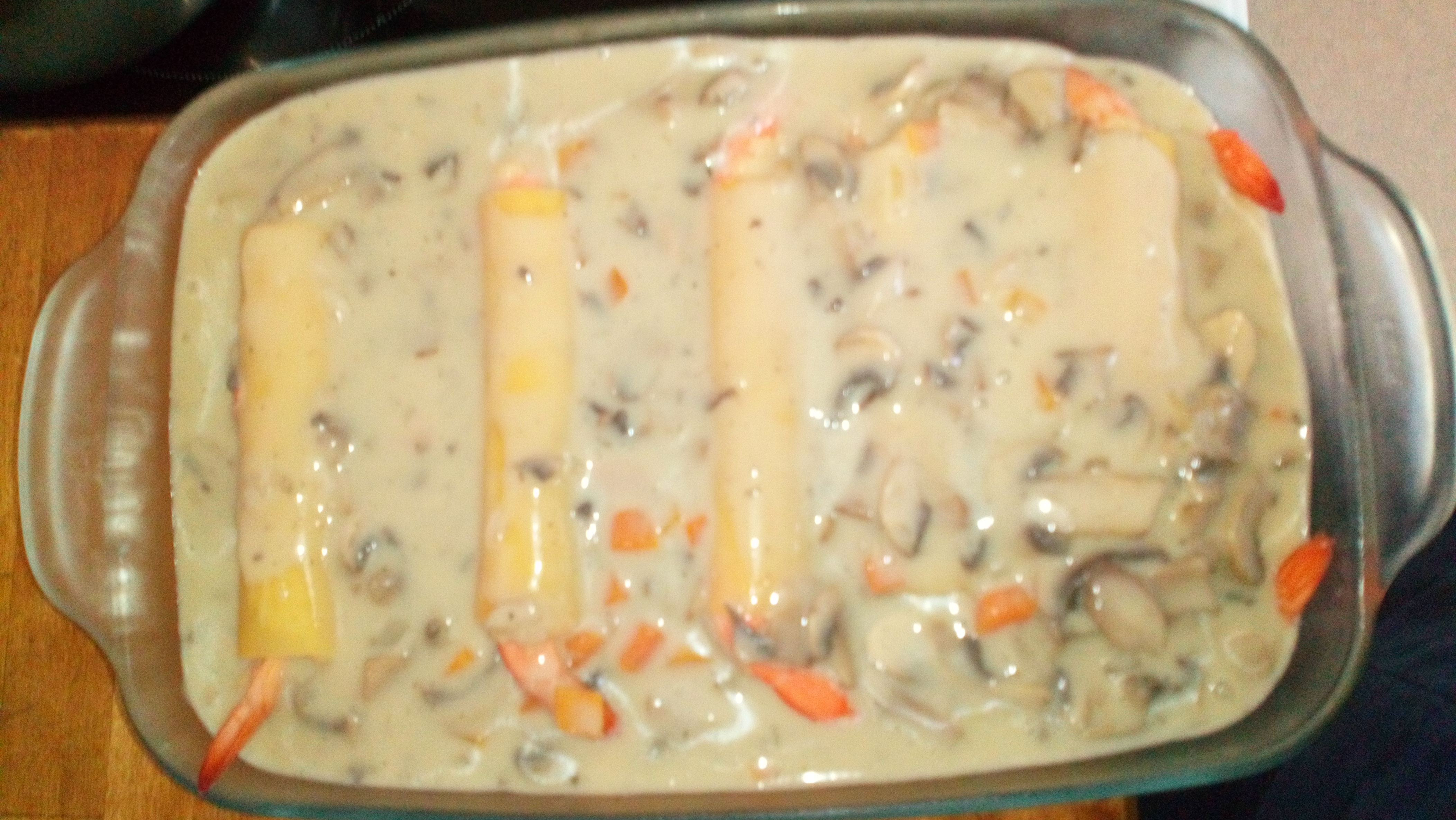 Verser la sauce vin blanc aux champignons. Laisser reposer 10 minutes. Pour the sauce on cannelloni and let rest 10 minutes.