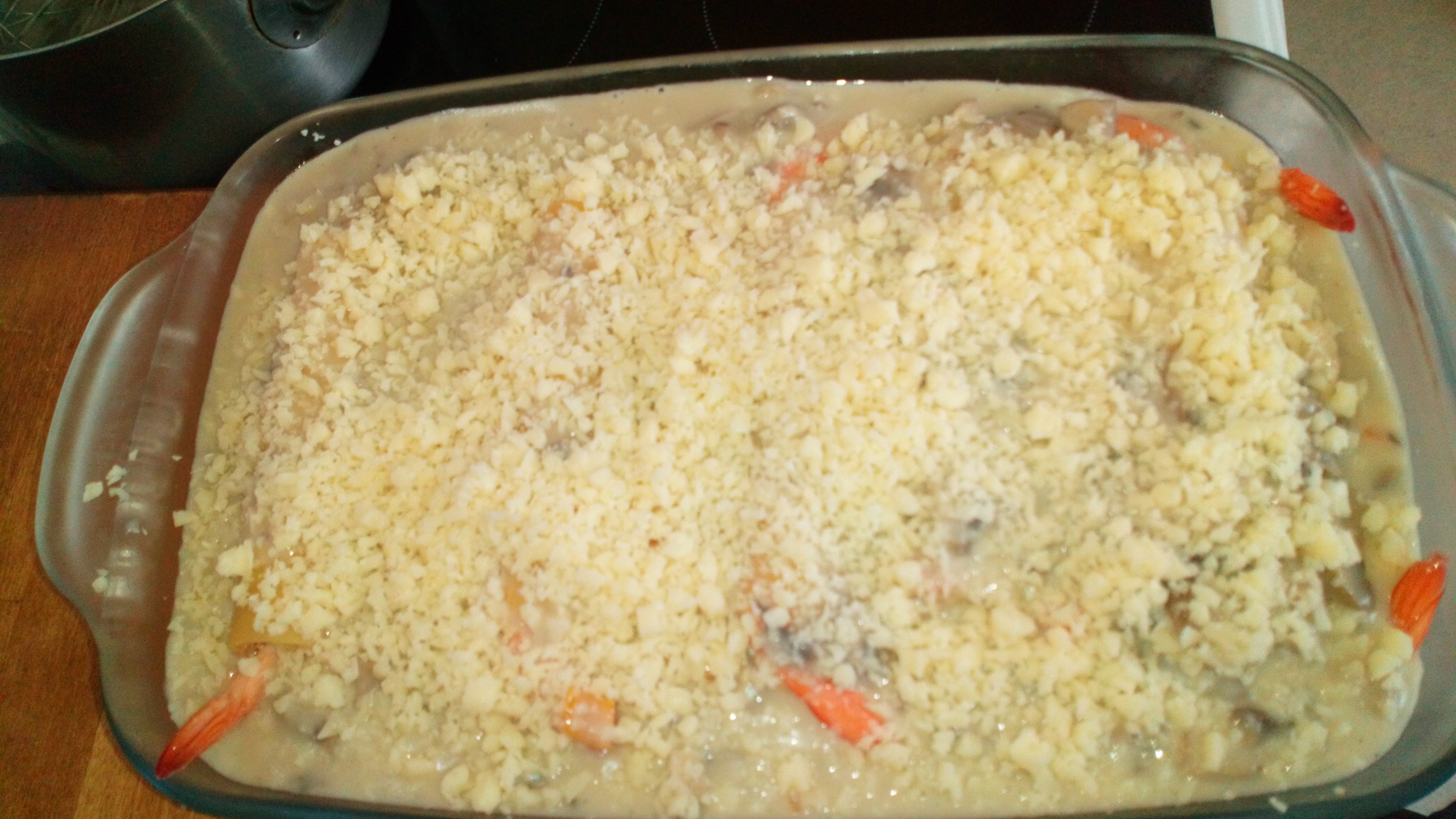 Préchauffer le four à 180°, répartir le fromage râpé ou passé au mixer. Preheat oven at 356° F and spread mix cheese on cannelloni.